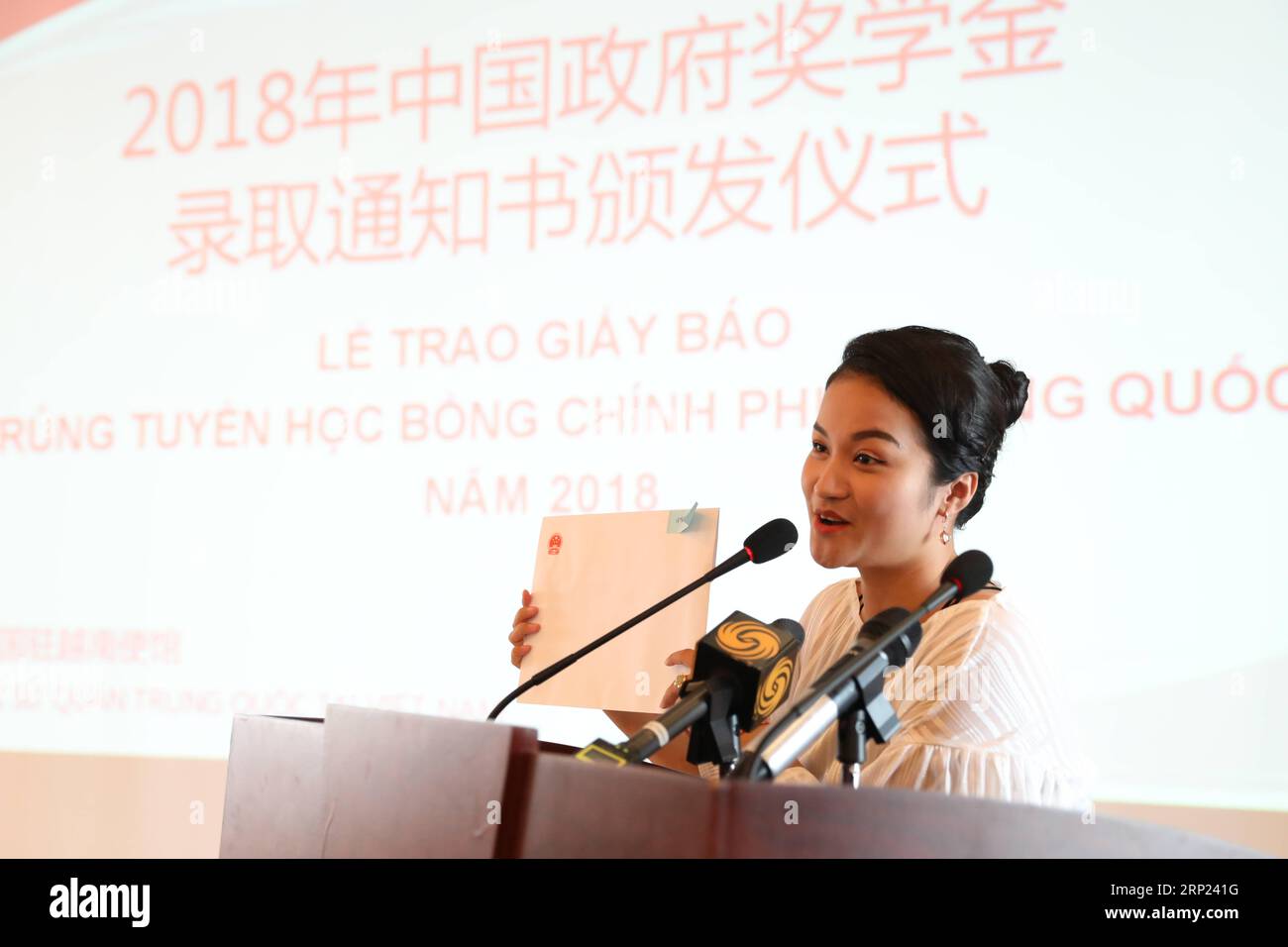(180816) -- HANOI, 16 août 2018 -- Un représentant des lauréats des bourses du gouvernement chinois 2018 prononce un discours lors de la cérémonie de remise des bourses à Hanoi, Vietnam, le 13 août 2018. L'ambassade de Chine au Vietnam a organisé lundi une cérémonie pour décerner des bourses du gouvernement chinois à 104 Vietnamiens. )(gj) BOURSES VIETNAM-HANOÏ-CHINOIS WangxDi PUBLICATIONxNOTxINxCHN Banque D'Images