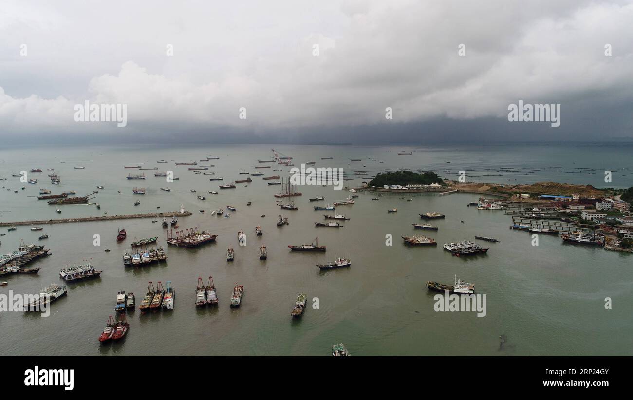 (180817) -- YANGJIANG, 17 août 2018 -- une photo prise le 17 août 2018 montre un port de pêche à Yangjiang, dans la province du Guangdong, dans le sud de la Chine. En raison de l'influence du typhon Bebinca, la levée de l'interdiction de pêche dans le Guangdong a été reportée au 17 août. ) (Zwx) CHINA-GUANGDONG-FISHING BAN-END (CN) ZhangxJiayang PUBLICATIONxNOTxINxCHN Banque D'Images