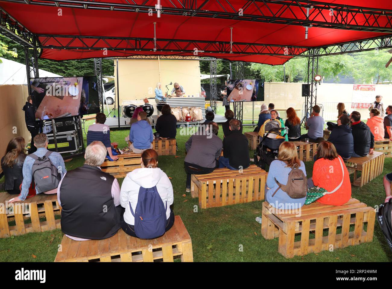 (180818) -- DUBLIN, 18 août 2018 () -- des personnes assistent à un atelier lors d'un festival international de BBQ à Dublin, Irlande, le 17 août 2018. Un festival international de BBQ nommé The Big Grill a ouvert ses portes jeudi. Cet événement de quatre jours devrait attirer plus de 20 000 000 visiteurs. ()(zhf) IRELAND-DUBLIN-INTERNATIONAL BBQ FESTIVAL Xinhua PUBLICATIONxNOTxINxCHN Banque D'Images