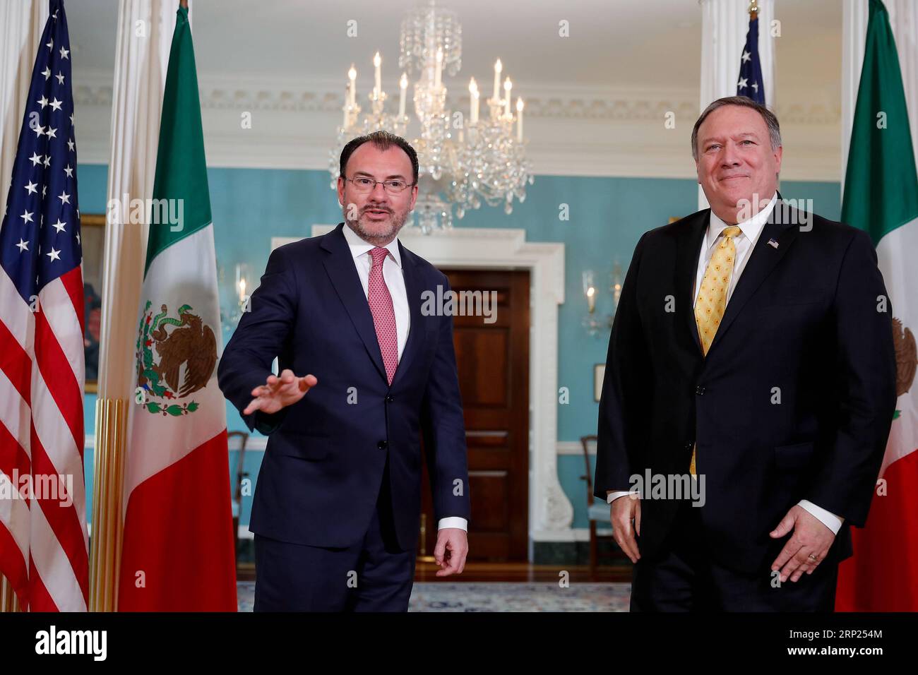 (180818) -- WASHINGTON, le 18 août 2018 -- le secrétaire d'État américain Mike Pompeo (à droite) et le secrétaire mexicain aux Affaires étrangères Luis Videgaray caso assistent à une séance de photos avant leur rencontre au Département d'État américain à Washington D.C., aux États-Unis, le 17 août 2018.) (Qxy) États-Unis-WASHINGTON-MEXIQUE-DIPLOMATIE ShenxTing PUBLICATIONxNOTxINxCHN Banque D'Images