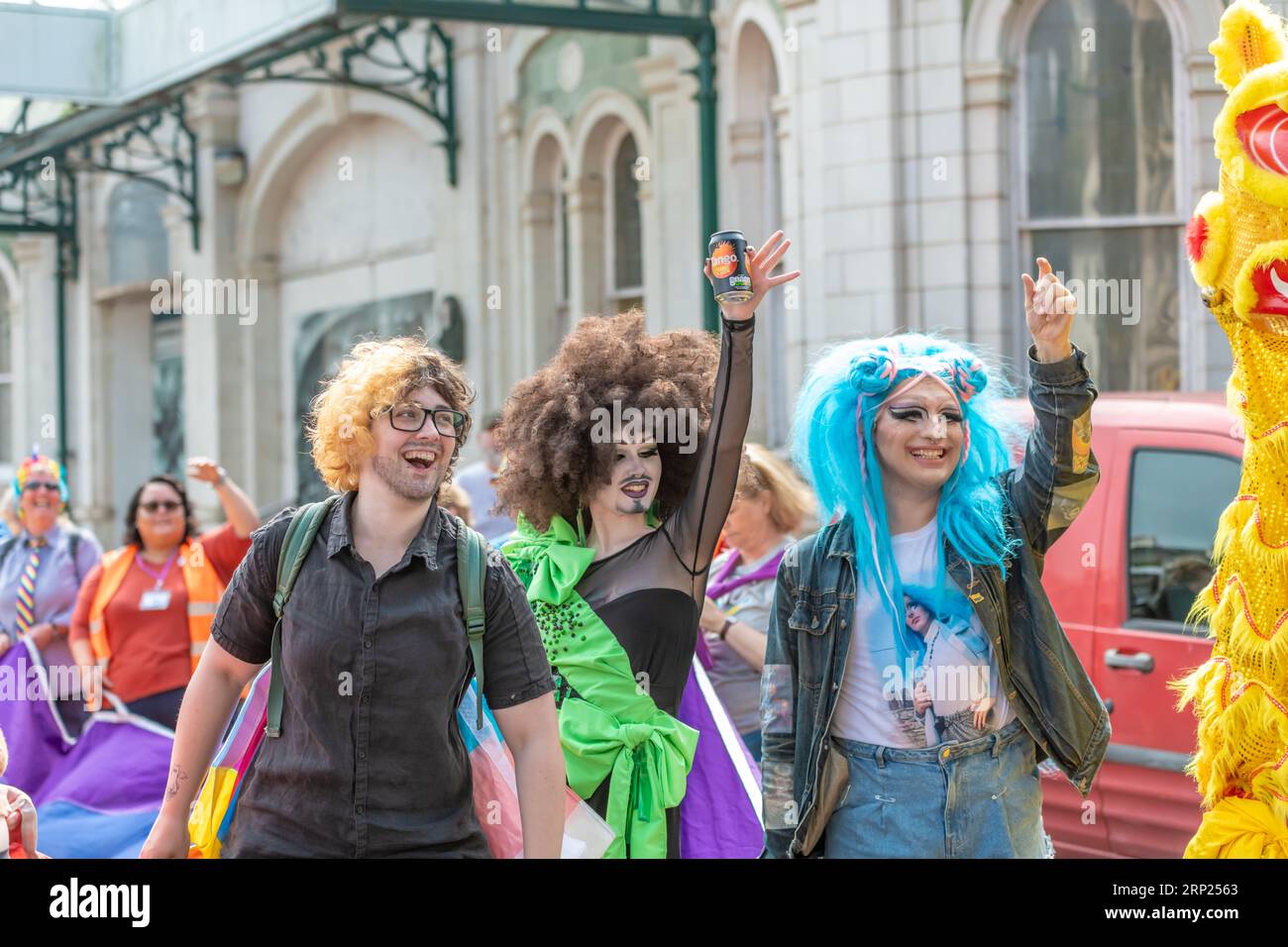 Torquay, Royaume-Uni. 2 septembre 2023. Des milliers de personnes apprécient le retour de Torbay LGBT Pride, après une absence de 10 ans sans un tel événement. Crédit : Thomas Faull/Alamy Live News Banque D'Images