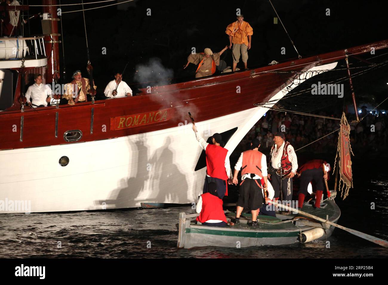 (180819) -- OMIS, 19 août 2018 -- des interprètes en costumes anciens rejouent une ancienne bataille entre les pirates omis et les Vénitiens à omis, Croatie, le 18 août 2018. Les pirates omis ont gagné après une bataille acharnée et ont ordonné aux Vénitiens de leur payer une redevance en pièces d'or pour un passage sûr à travers le canal de Brac au 13e siècle. )(gj) CROATIA-OMIS-PIRATES-BATAILLE-REENACT MirandaxCikotic PUBLICATIONxNOTxINxCHN Banque D'Images