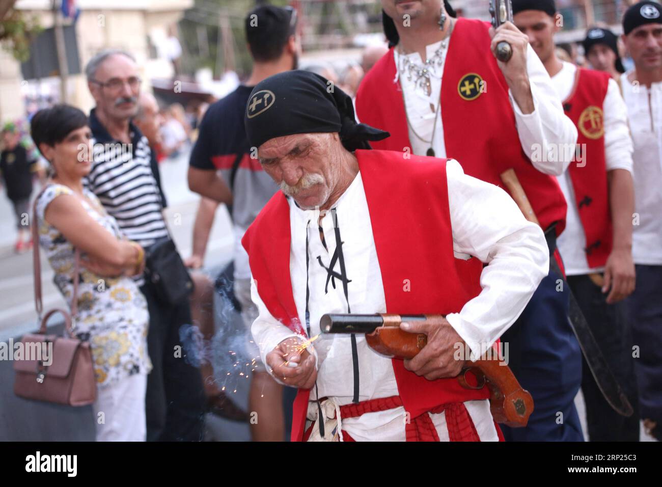 (180819) -- OMIS, 19 août 2018 -- des interprètes en costumes anciens rejouent une ancienne bataille entre les pirates omis et les Vénitiens à omis, Croatie, le 18 août 2018. Les pirates omis ont gagné après une bataille acharnée et ont ordonné aux Vénitiens de leur payer une redevance en pièces d'or pour un passage sûr à travers le canal de Brac au 13e siècle. )(gj) CROATIA-OMIS-PIRATES-BATAILLE-REENACT MirandaxCikotic PUBLICATIONxNOTxINxCHN Banque D'Images