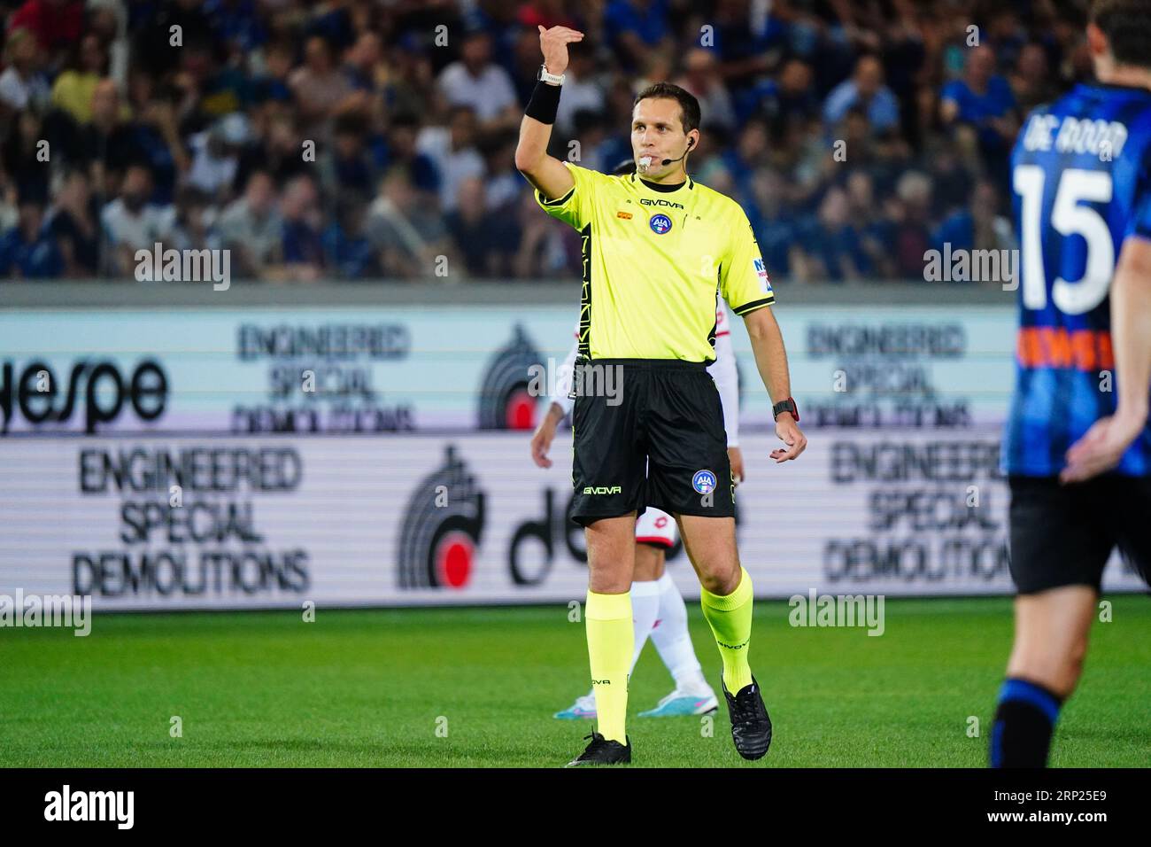 Matteo Marcenaro (Refeere) lors du championnat italien Serie A match de football entre Atalanta BC et AC Monza le 2 septembre 2023 au Gewiss Stadium à Bergame, Italie - crédit : Luca Rossini/E-Mage/Alamy Live News Banque D'Images