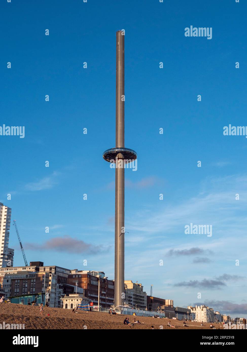 Vue nocturne de l'attraction Brighton i360 sur la plage de Brighton, Brighton, East Sussex, Royaume-Uni. Banque D'Images
