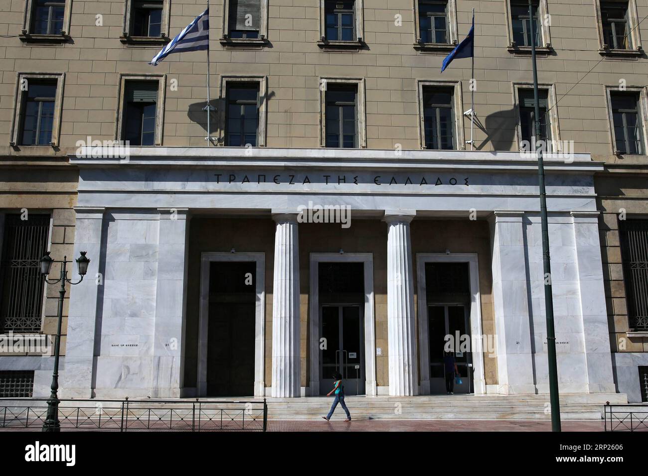 (180820) -- ATHÈNES, 20 août 2018 -- Une personne passe devant la Banque centrale de Grèce à Athènes, Grèce, 20 août 2018. La sortie lundi de la Grèce des programmes de renflouement introduits il y a huit ans pour éviter un effondrement financier et restaurer la croissance de l'économie endettée est un premier pas important, mais aucune raison de célébrer, a déclaré à Xinhua l'ancien Premier ministre grec George Papandreou. (wtc) GRÈCE-ATHÈNES-SORTIE DES RENFLOUEMENTS MariosxLolos PUBLICATIONxNOTxINxCHN Banque D'Images