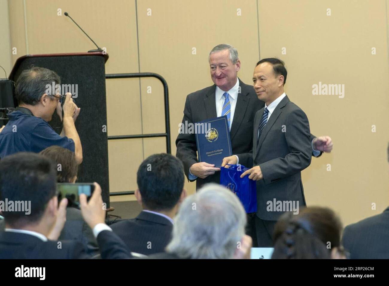 (180821) -- PHILADELPHIE, le 21 août 2018 -- James Kenney (2e R), maire de Philadelphie, et Song Heyi (1e R), rédacteur en chef de China Cultural Media Group, assistent à la cérémonie d'ouverture de China-U.S. Forum sur le patrimoine culturel et le développement urbain à Philadelphie, États-Unis, 20 août 2018. Philadelphie valorise son partenariat et son amitié avec la Chine, a déclaré le maire James Kenney lundi lors de la Chine-États-Unis Forum sur le patrimoine culturel et le développement urbain. ) (djj) PARTENARIAT États-Unis-PHILADELPHIE-CHINE ZhengxMei PUBLICATIONxNOTxINxCHN Banque D'Images