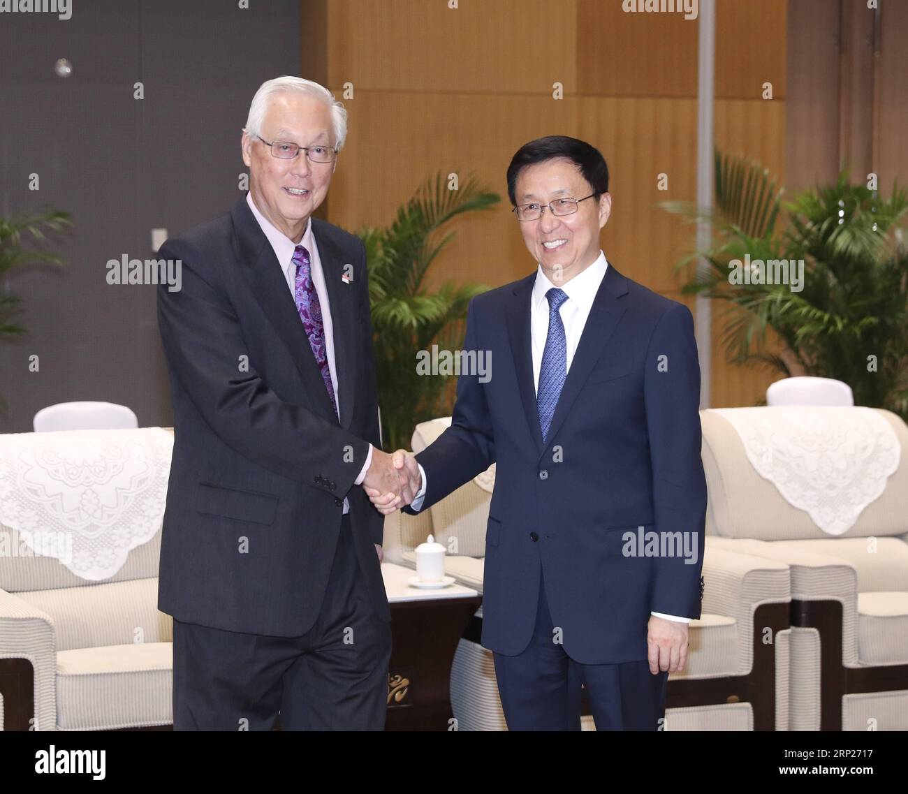 (180822) -- CHONGQING, 22 août 2018 (Xinhua) -- le vice-premier ministre chinois Han Zheng (à droite), également membre du Comité permanent du Bureau politique du Comité central du Parti communiste chinois (PCC), rencontre le premier ministre émérite de Singapour, Goh Chok Tong, à Chongqing, dans le sud-ouest de la Chine, le 22 août 2018. Goh était ici pour assister à la première Smart China Expo qui se tiendra du jeudi au samedi. (Xinhua/Pang Xinglei)(lmm) CHINA-CHONGQING-HAN ZHENG-SINGAPORE-GOH CHOK TONG-MEETING (CN) PUBLICATIONxNOTxINxCHN Banque D'Images