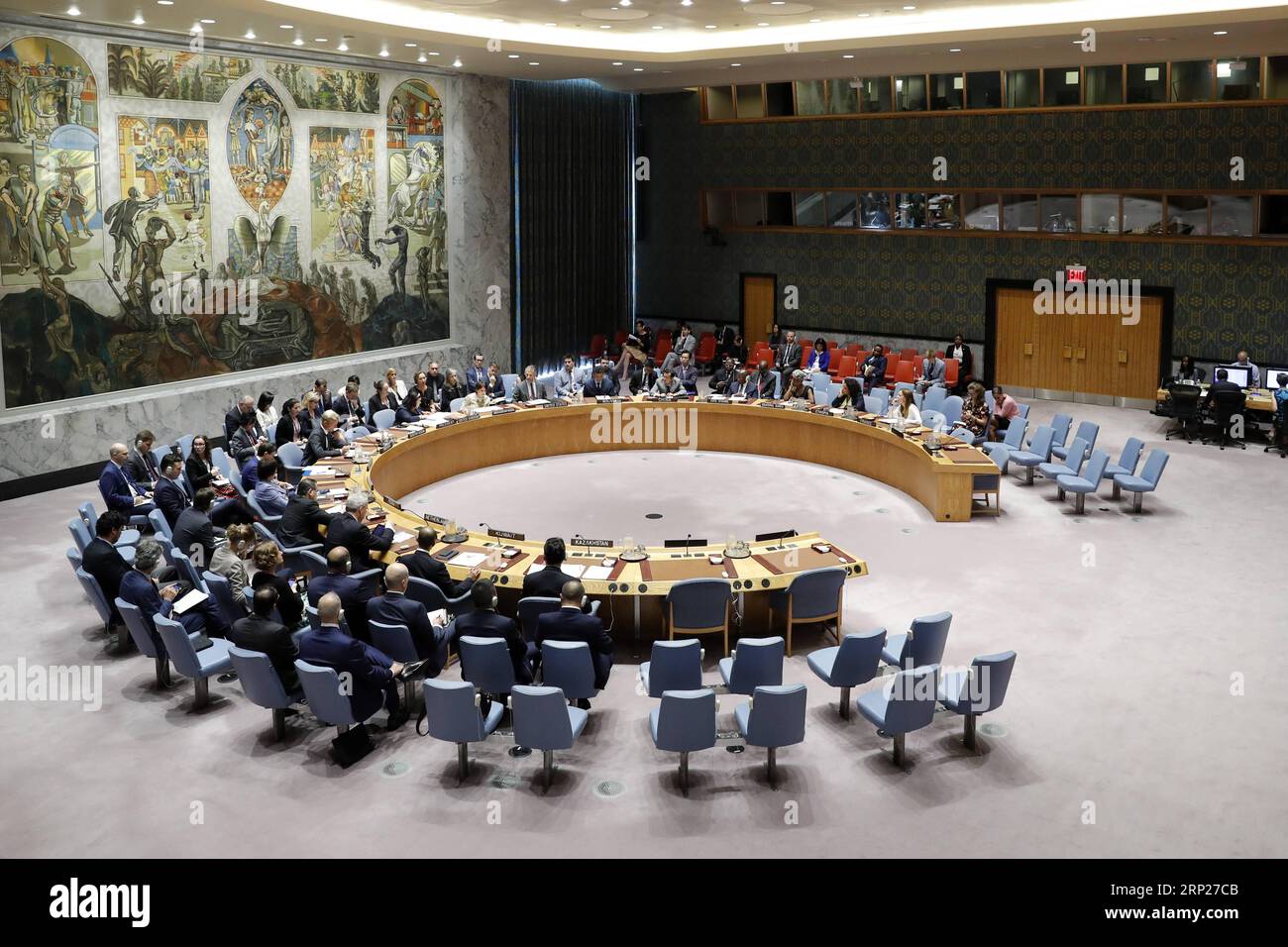 (180823) -- NATIONS UNIES, 23 août 2018 -- une photo prise le 22 août 2018 montre une vue d'ensemble de la réunion du Conseil de sécurité des Nations Unies au siège de l'ONU à New York. Rosemary DiCarlo, sous-secrétaire générale des Nations Unies aux affaires politiques, a exhorté mercredi les donateurs internationaux à augmenter leurs livraisons d’aide à la bande de Gaza, tout en avertissant que les approvisionnements en carburant et en médicaments dans la région sont rapidement épuisés. )(yk) CONSEIL DE SÉCURITÉ des Nations Unies-GAZA LixMuzi PUBLICATIONxNOTxINxCHN Banque D'Images