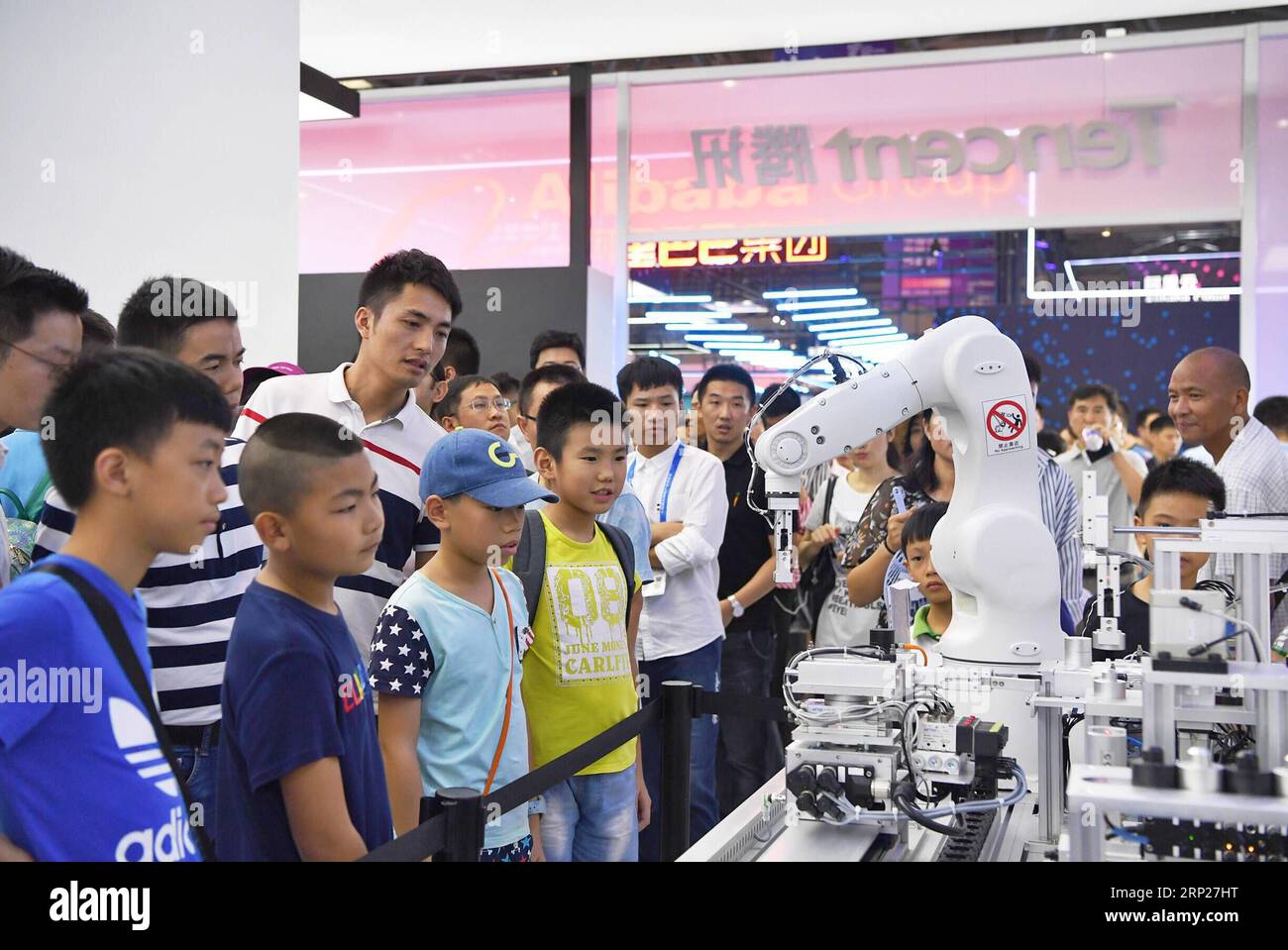 (180823) -- CHONGQING, 23 août 2018 -- les gens regardent les expositions de plates-formes Internet industrielles exposées à la première Smart China Expo dans la municipalité de Chongqing du sud-ouest de la Chine, le 23 août 2018. Avec Smart Technology : Empowering Economy, Enriching Life comme thème, la première Smart China Expo se déroulera du jeudi au samedi et se concentrera sur les nouveaux produits, technologies et modes dans le développement mondial du big data et des industries intelligentes. L'expo dispose de cinq zones d'affichage avec une superficie totale de 186 000 mètres carrés, attirant plus de 500 entreprises nationales et internationales comme exposants et Mo Banque D'Images
