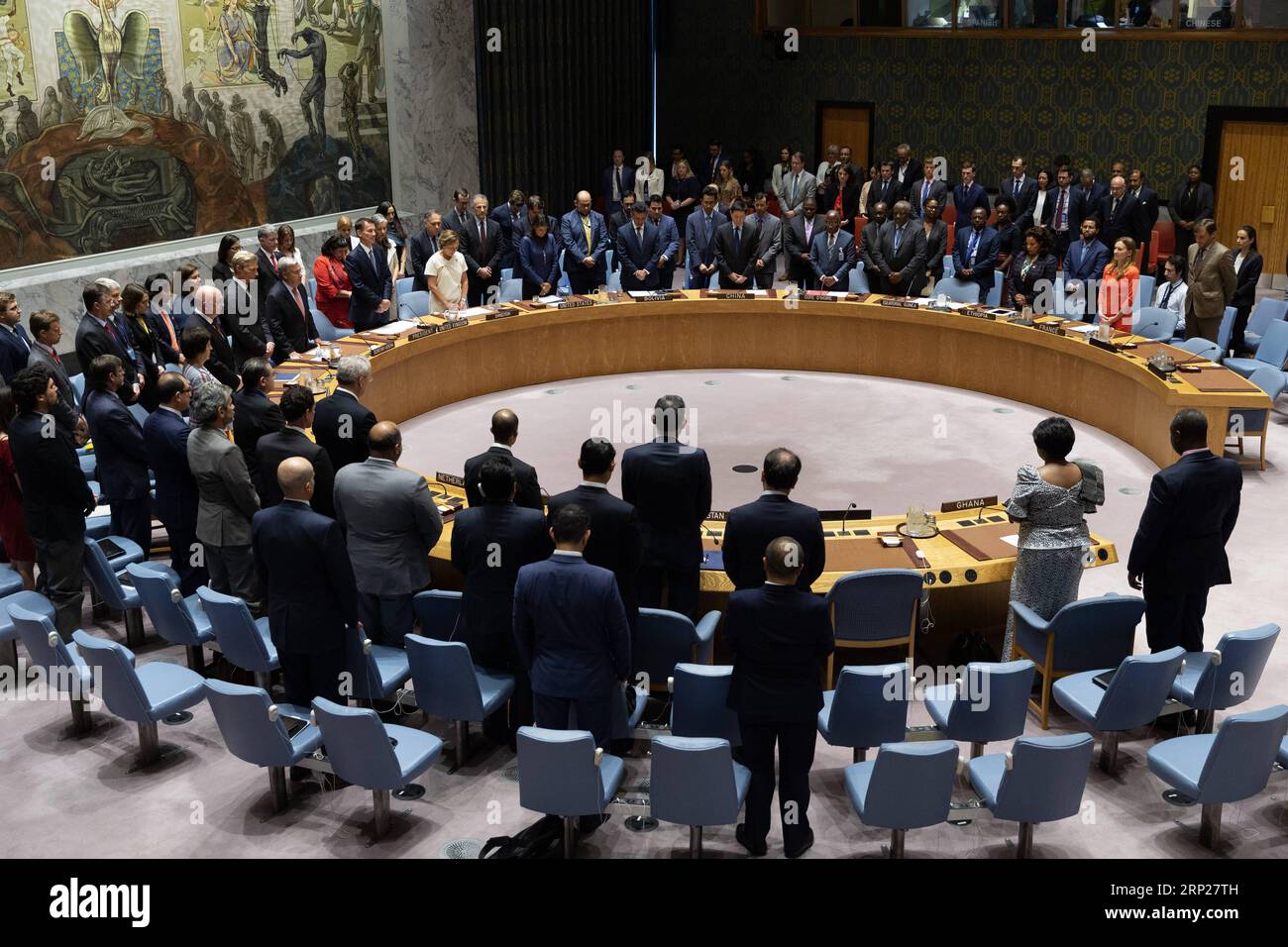 (180824) -- NATIONS UNIES, 24 août 2018 -- le Conseil de sécurité observe une minute de silence en l'honneur de l'ancien secrétaire général des Nations Unies, Kofi Annan, au siège des Nations Unies à New York, le 23 août 2018. Annan, diplomate ghanéen et lauréat du prix Nobel de la paix, est décédé samedi en Suisse, à l’âge de 80 ans. Il a été secrétaire général de l'ONU pendant 10 ans jusqu'à la fin de 2006. (Zxj) CONSEIL DE SÉCURITÉ DE l'ONU-KOFI ANNAN-MINUTE DE SILENCE LixMuzi PUBLICATIONxNOTxINxCHN Banque D'Images