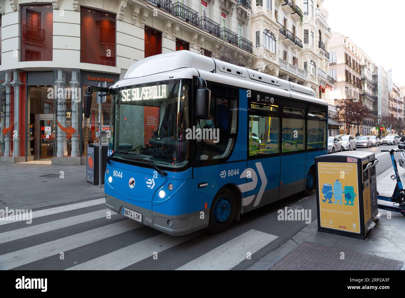 Madrid, Espagne - 17 FÉVRIER 2022 : minibus électrique écologique, transports en commun à Madrid. Banque D'Images