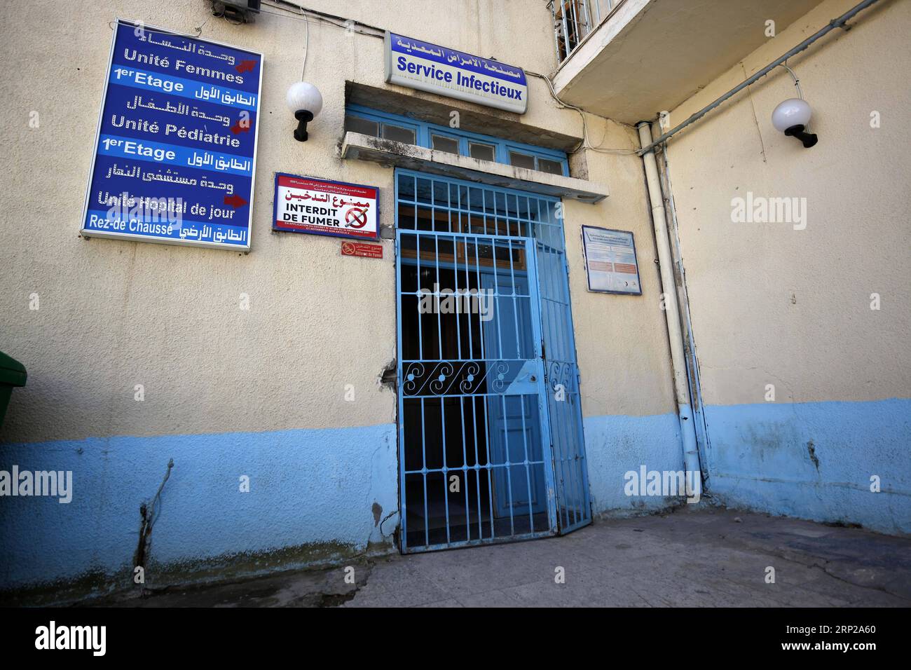 (180826) -- ALGER, 26 août 2018 () -- une photo prise le 26 août 2018 montre l'hôpital Boufarik, où de nombreux cas suspects de choléra sont traités, dans la province de Blida, en Algérie. Les autorités sanitaires algériennes ont annoncé dimanche qu'il y avait plus de cas confirmés de choléra dans les provinces du nord, selon l'agence de presse officielle APS. Le ministre de la Santé, de la population et de la réforme hospitalière, Mokhtar Hasbellaoui, a déclaré qu'il y avait eu 49 cas confirmés sur les 147 suspects qui reçoivent un traitement médical dans les hôpitaux du nord de l'Algérie. () ALGÉRIE-BLIDA-CHOLERA CAS Xinhua PUBLICATIONxNO Banque D'Images