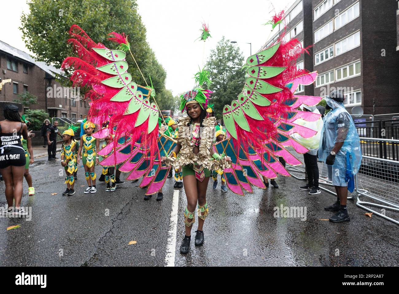 (180826) -- LONDRES, 26 août 2018 -- Un artiste participe à la parade de la Journée des enfants du Carnaval annuel de Notting Hill à Londres, en Grande-Bretagne, le 26 août 2018. Le Carnaval de Notting Hill est le plus grand festival de rue en Europe et a vu le jour dans les années 1960 comme un moyen pour les communautés afro-caribéennes de célébrer leurs propres cultures et traditions. BRITAIN-LONDRES-NOTTING HILL CARNIVAL-CHILDREN S DAY PARADE RAYXTANG PUBLICATIONXNOTXINXCHN Banque D'Images