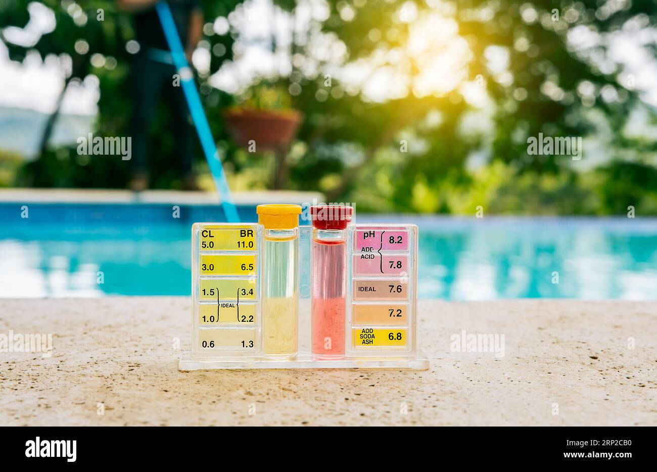 Kit testeur pour mesurer le chlore et le ph dans les piscines. Kit testeur pH eau piscine sur le bord de la piscine Banque D'Images