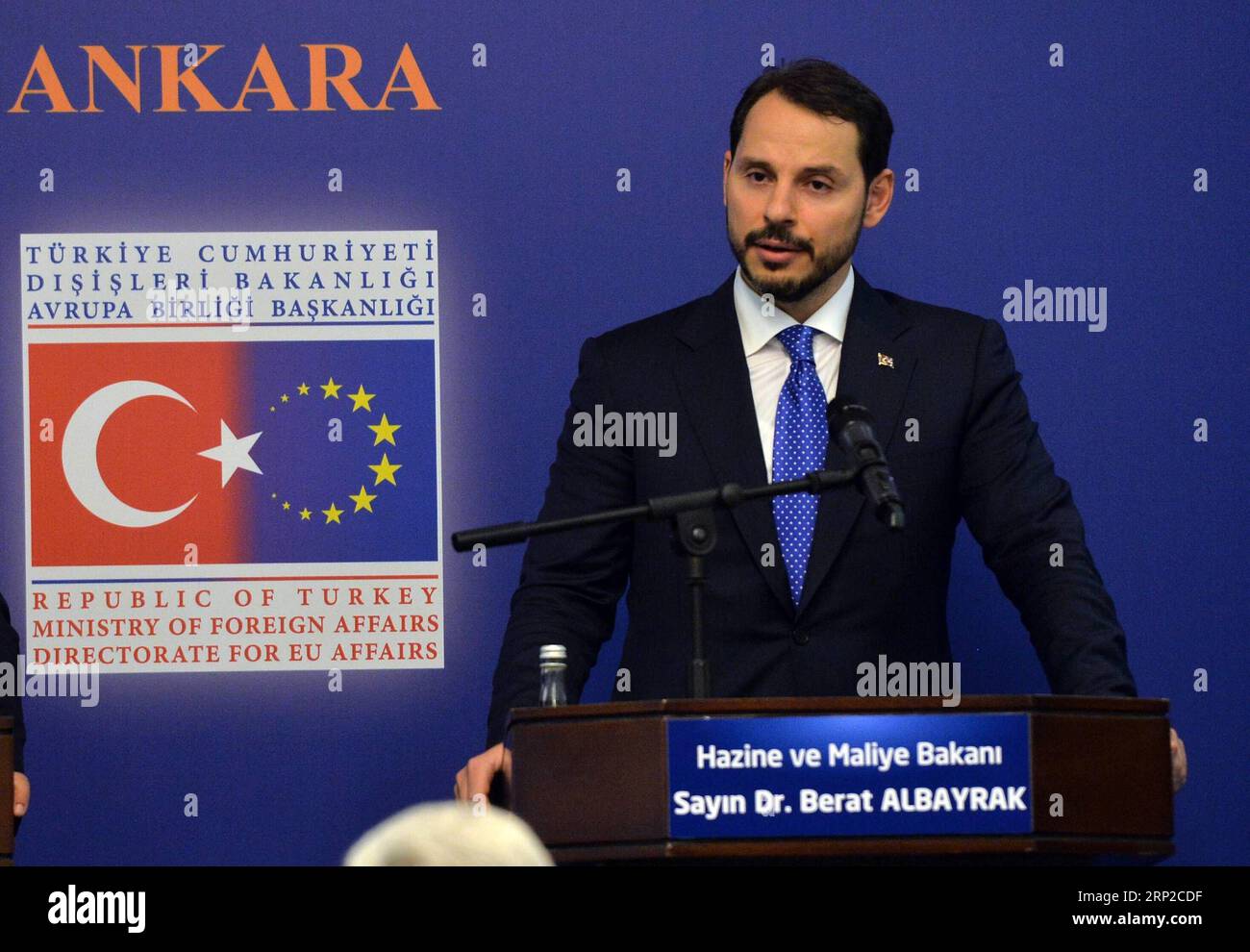 180830 -- ANKARA, le 30 août 2018 -- le ministre turc du Trésor et des Finances, Berat Albayrak, prend la parole lors d'une conférence de presse après la réunion du Groupe d'action pour la réforme de l'UE à Ankara, en Turquie, le 29 août 2018. Après un gel de près de trois ans, le gouvernement turc a rencontré mercredi les ministres du Groupe d’action pour la réforme de l’UE pour intensifier son programme de reservation des liens avec le bloc voisin. gj TURQUIE-ANKARA-UE-RÉUNION MustafaxKaya PUBLICATIONxNOTxINxCHN Banque D'Images