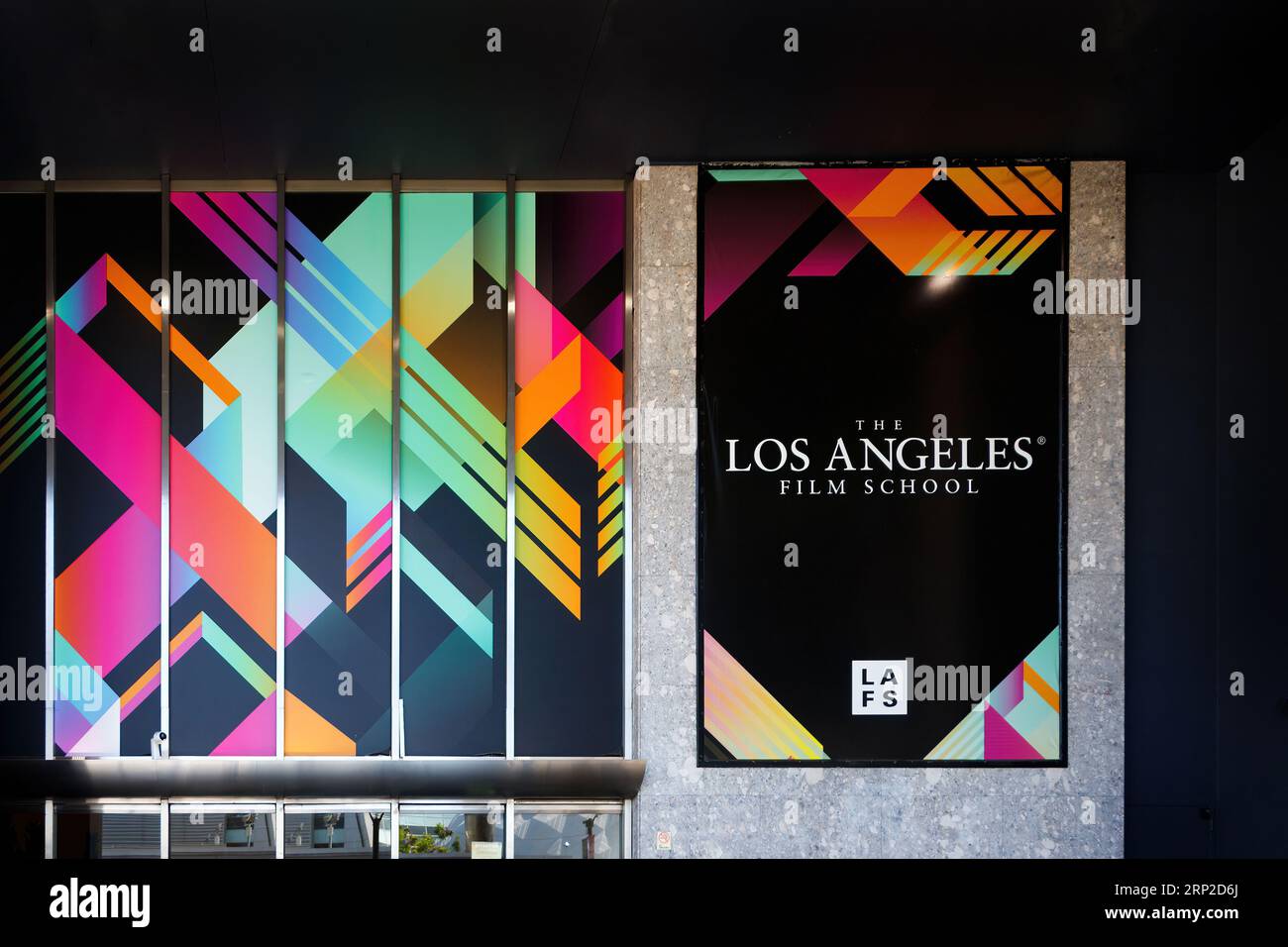 Murale géométrique colorée sur un mur de verre avec le logo et le nom de Los Angeles film School affichés en évidence Banque D'Images