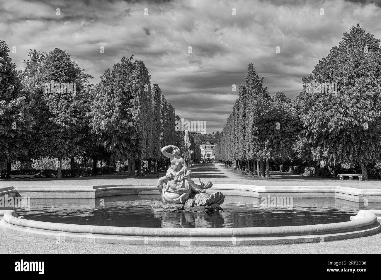 Fontaine dans le parc du palais, à l'arrière le Pavillon de l'Empereur Photographie noir et blanc, Vienne, Autriche Banque D'Images