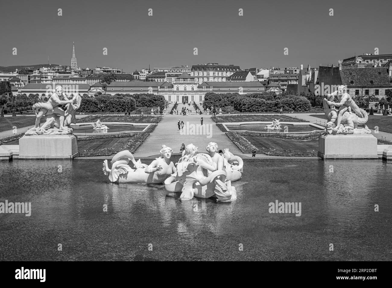 Fontaine avec des figures de la mythologie grecque, jardin du Belvédère, Palais du Belvédère inférieur en arrière-plan, photographie en noir et blanc, Vienne, Autriche Banque D'Images