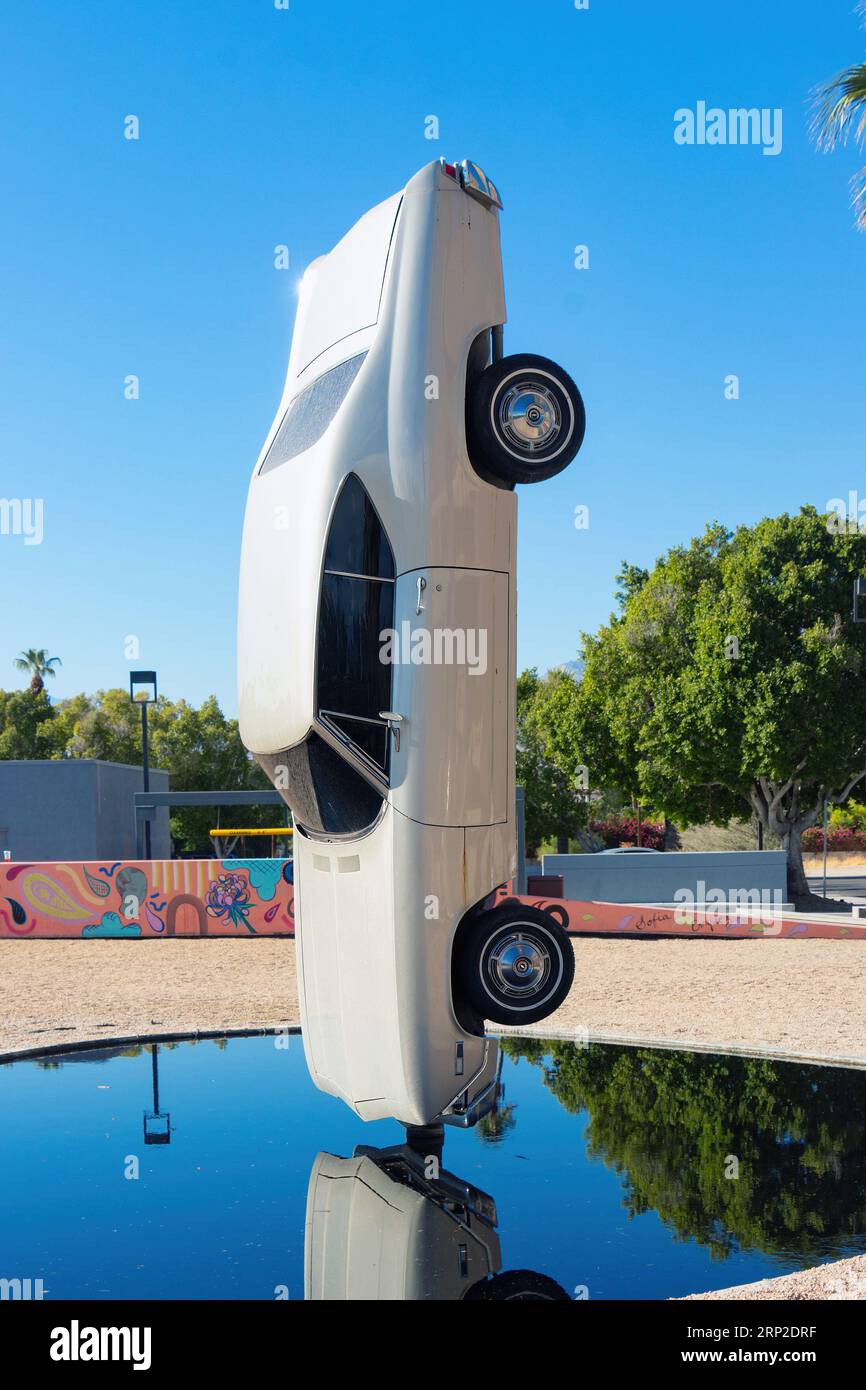 Histoire du temps suspendu Sculpture par Gonzalo Lebrija - sculpture verticale de voiture reflétant dans la piscine à l'extérieur du musée d'art Palm Springs Banque D'Images