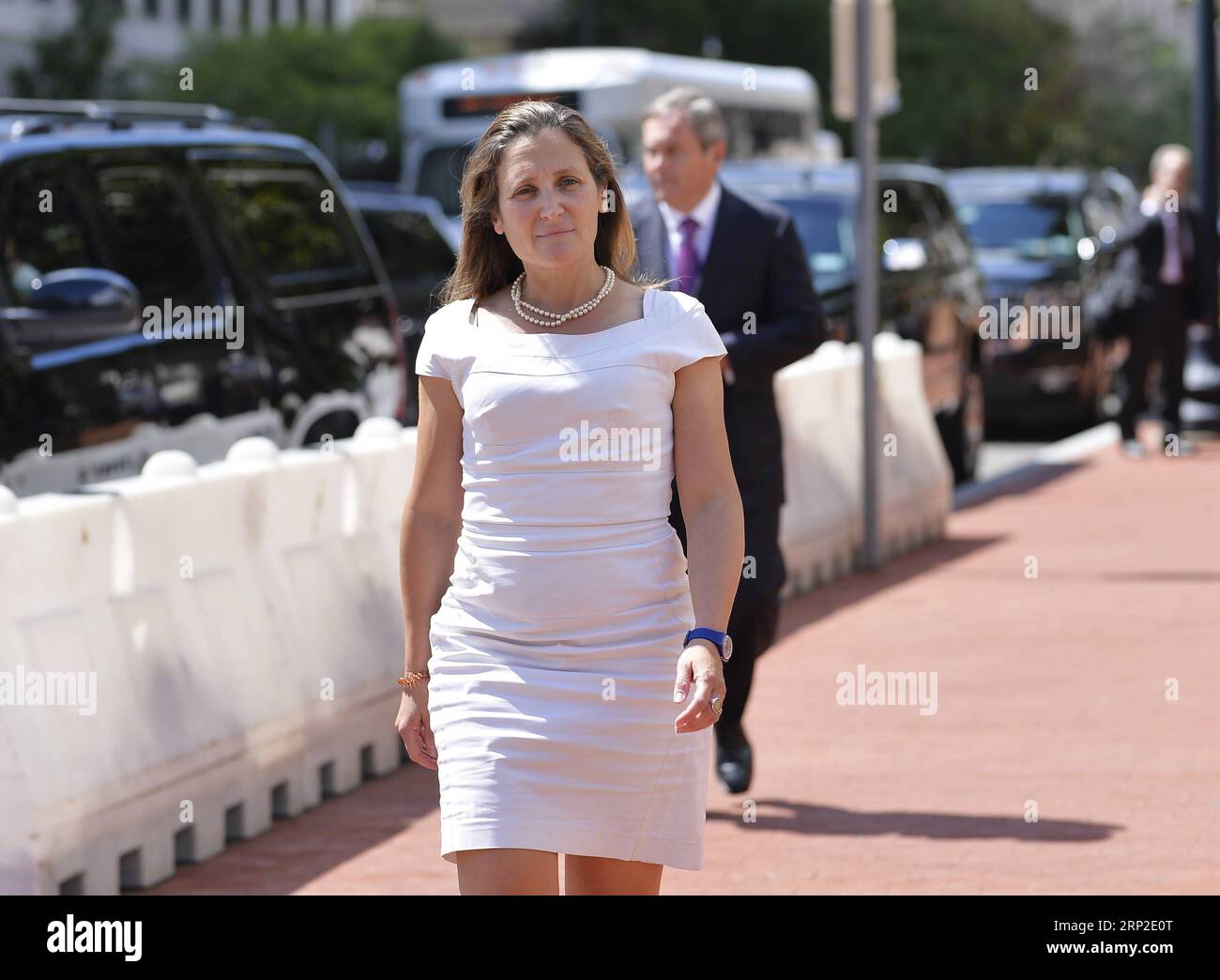 (180901) -- WASHINGTON, le 1 septembre 2018 -- la ministre canadienne des Affaires étrangères, Chrystia Freeland, se rend au bureau du représentant américain au commerce, à Washington D.C., aux États-Unis, le 31 août 2018. Le président américain Donald Trump a informé le Congrès de son intention de signer un accord commercial avec le Mexique, le Canada étant invité à se joindre à l’accord s’il le souhaite, a déclaré vendredi la Maison Blanche. L'annonce a été faite après que les États-Unis et le Canada n'ont pas réussi à conclure un accord vendredi pour réviser l'Accord de libre-échange nord-américain (ALENA) après des jours de pourparlers intenses. (gj) États-Unis-WASHINGTON- Banque D'Images