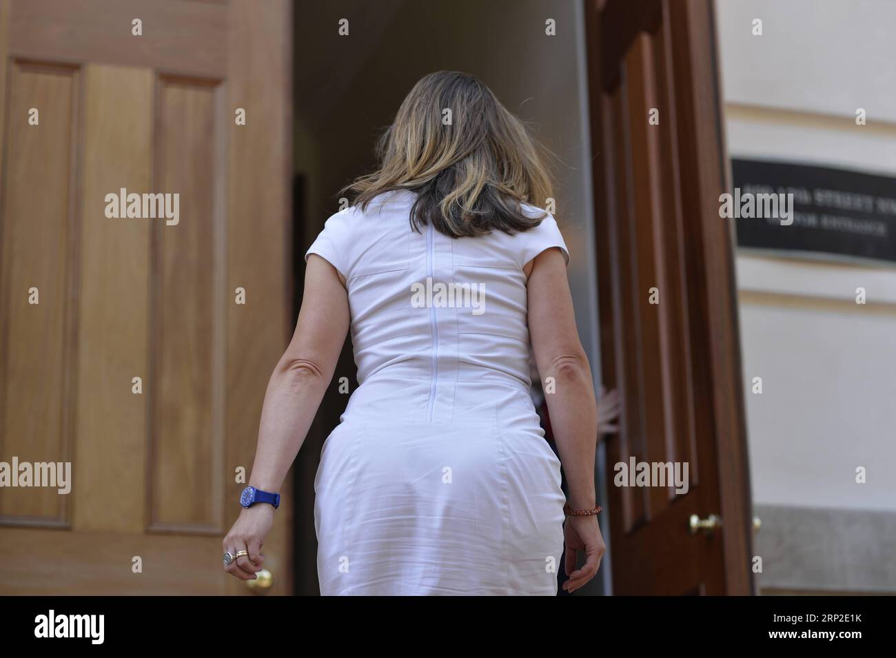 (180901) -- WASHINGTON, le 1 septembre 2018 -- la ministre canadienne des Affaires étrangères, Chrystia Freeland, se rend au bureau du représentant américain au commerce, à Washington D.C., aux États-Unis, le 31 août 2018. Le président américain Donald Trump a informé le Congrès de son intention de signer un accord commercial avec le Mexique, le Canada étant invité à se joindre à l’accord s’il le souhaite, a déclaré vendredi la Maison Blanche. L'annonce a été faite après que les États-Unis et le Canada n'ont pas réussi à conclure un accord vendredi pour réviser l'Accord de libre-échange nord-américain (ALENA) après des jours de pourparlers intenses. (gj) États-Unis-WASHINGTON- Banque D'Images