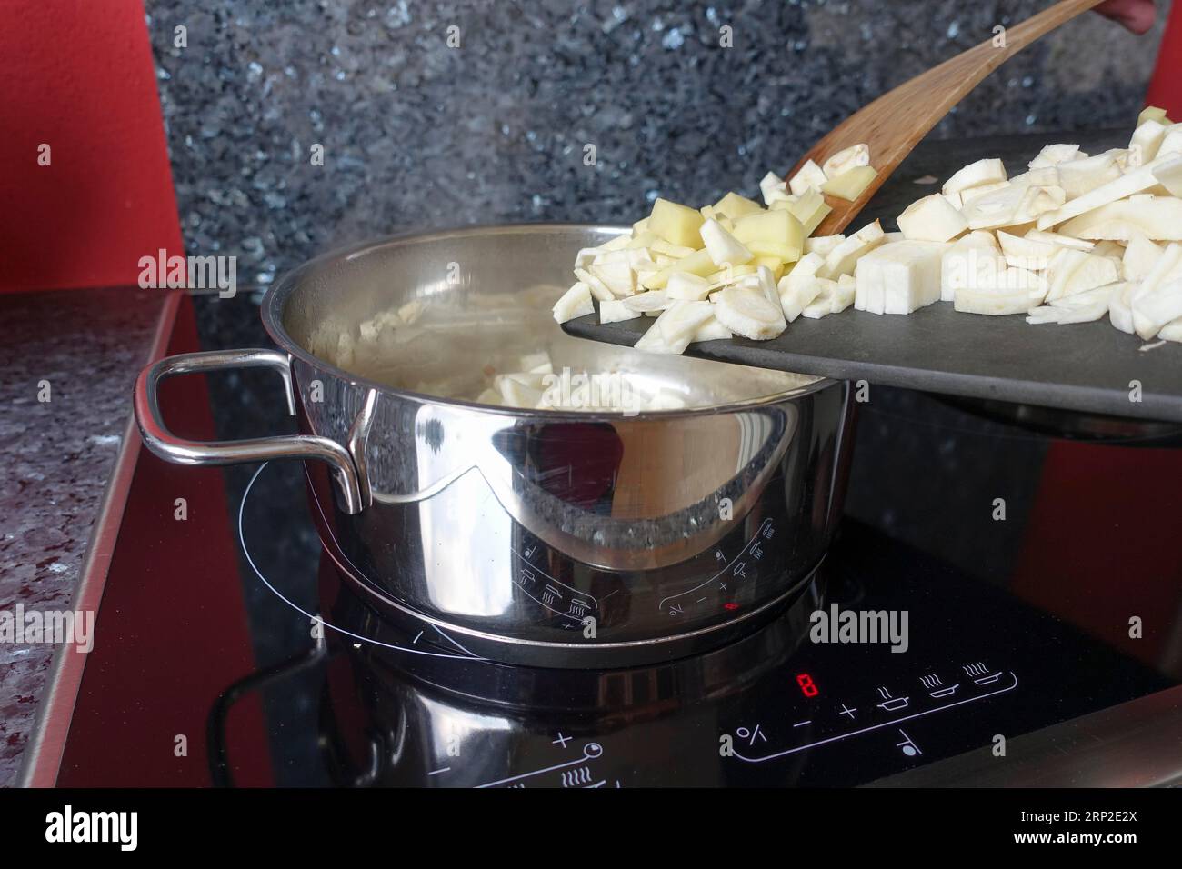Cuisine souabe, préparation soupe de racine de persil, soupe copieux, salé, végétarien, sain, marmite, saute, légumes, cuillère de cuisson, cuisinière Banque D'Images