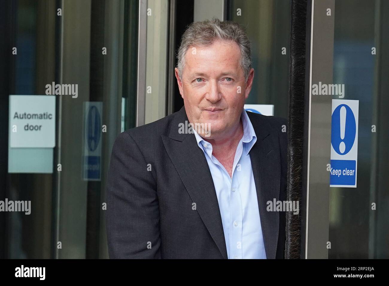 Piers Morgan, quitte BBC Broadcasting House à Londres, après être apparu dans l'émission d'actualités BBC One, dimanche avec Laura Kuenssberg. Date de la photo : dimanche 3 septembre 2023. Banque D'Images