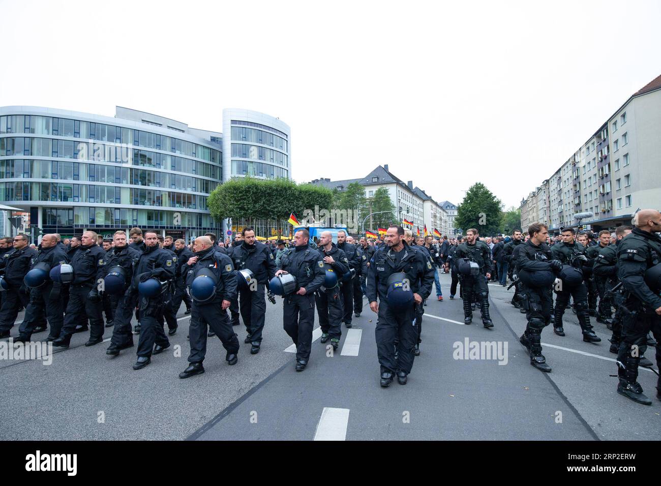 (180902) -- CHEMNITZ, 2 septembre 2018 -- des policiers gardent le site d'une manifestation à Chemnitz, dans l'est de l'Allemagne, le 1 septembre 2018. Environ 8 000 personnes sont descendues dans les rues de la ville allemande de Chemnitz samedi, y compris des partisans du parti de droite AfD et des initiatives xénophobes, et des personnes qui protestent contre la xénophobie, a rapporté l'Agence de presse allemande (DPA). (YY) ALLEMAGNE-CHEMNITZ-PROTESTATIONS KevinxVoigt PUBLICATIONxNOTxINxCHN Banque D'Images