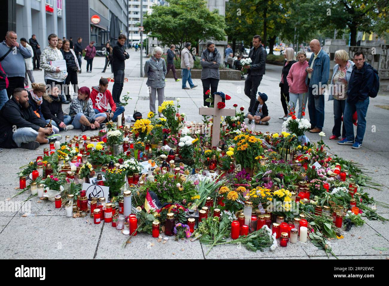 (180902) -- CHEMNITZ, 2 septembre 2018 -- des gens pleurent la victime de l'attaque du 25 août à Chemnitz, dans l'est de l'Allemagne, le 1 septembre 2018. Environ 8 000 personnes sont descendues dans les rues de la ville allemande de Chemnitz samedi, y compris des partisans du parti de droite AfD et des initiatives xénophobes, et des personnes qui protestent contre la xénophobie, a rapporté l'Agence de presse allemande (DPA). (YY) ALLEMAGNE-CHEMNITZ-PROTESTATIONS KevinxVoigt PUBLICATIONxNOTxINxCHN Banque D'Images