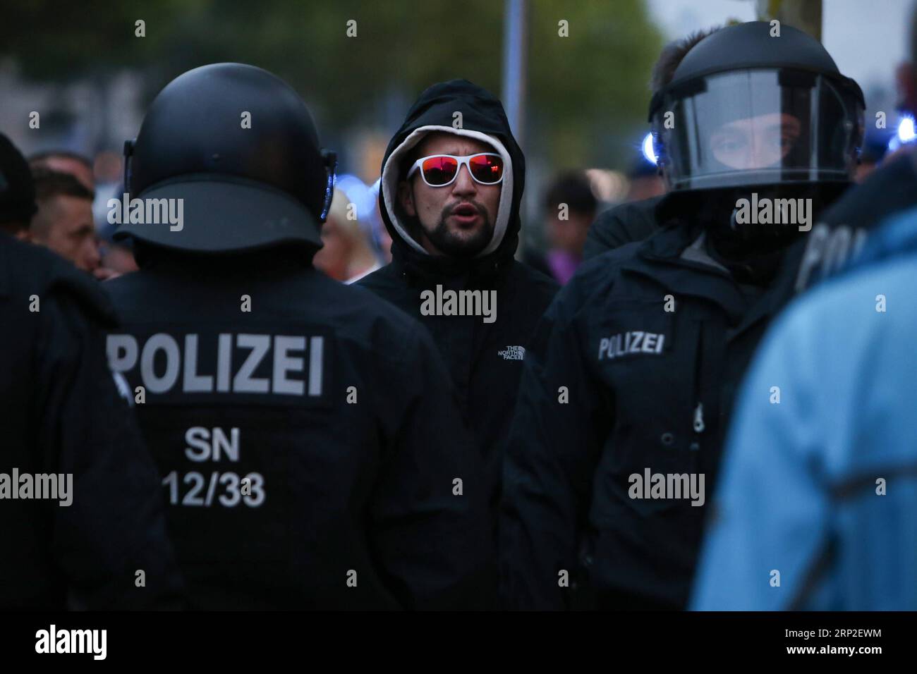 (180902) -- CHEMNITZ, 2 septembre 2018 -- des manifestants d'extrême droite assistent à une manifestation à Chemnitz, dans l'est de l'Allemagne, le 1 septembre 2018. Environ 8 000 personnes sont descendues dans les rues de la ville allemande de Chemnitz samedi, y compris des partisans du parti de droite AfD et des initiatives xénophobes, et des personnes qui protestent contre la xénophobie, a rapporté l'Agence de presse allemande (DPA). (YY) ALLEMAGNE-CHEMNITZ-PROTESTATIONS KevinxVoigt PUBLICATIONxNOTxINxCHN Banque D'Images
