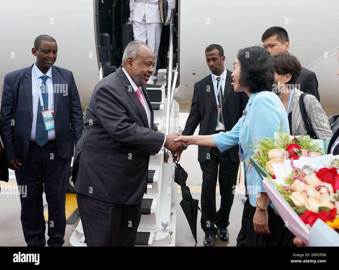 (180902) -- PÉKIN, 2 septembre 2018 -- le président de Djibouti Ismail Omar Guelleh (2e L) arrive à l'aéroport international Capital à Pékin, capitale de la Chine, le 2 septembre 2018. Ismail Omar Guelleh est ici pour assister au prochain Sommet de Beijing du Forum sur la coopération Chine-Afrique (FOCAC). )(lmm) CHINE-PÉKIN-DJIBOUTI-PRÉSIDENT-ARRIVÉE (CN) XingxGuangli PUBLICATIONxNOTxINxCHN Banque D'Images