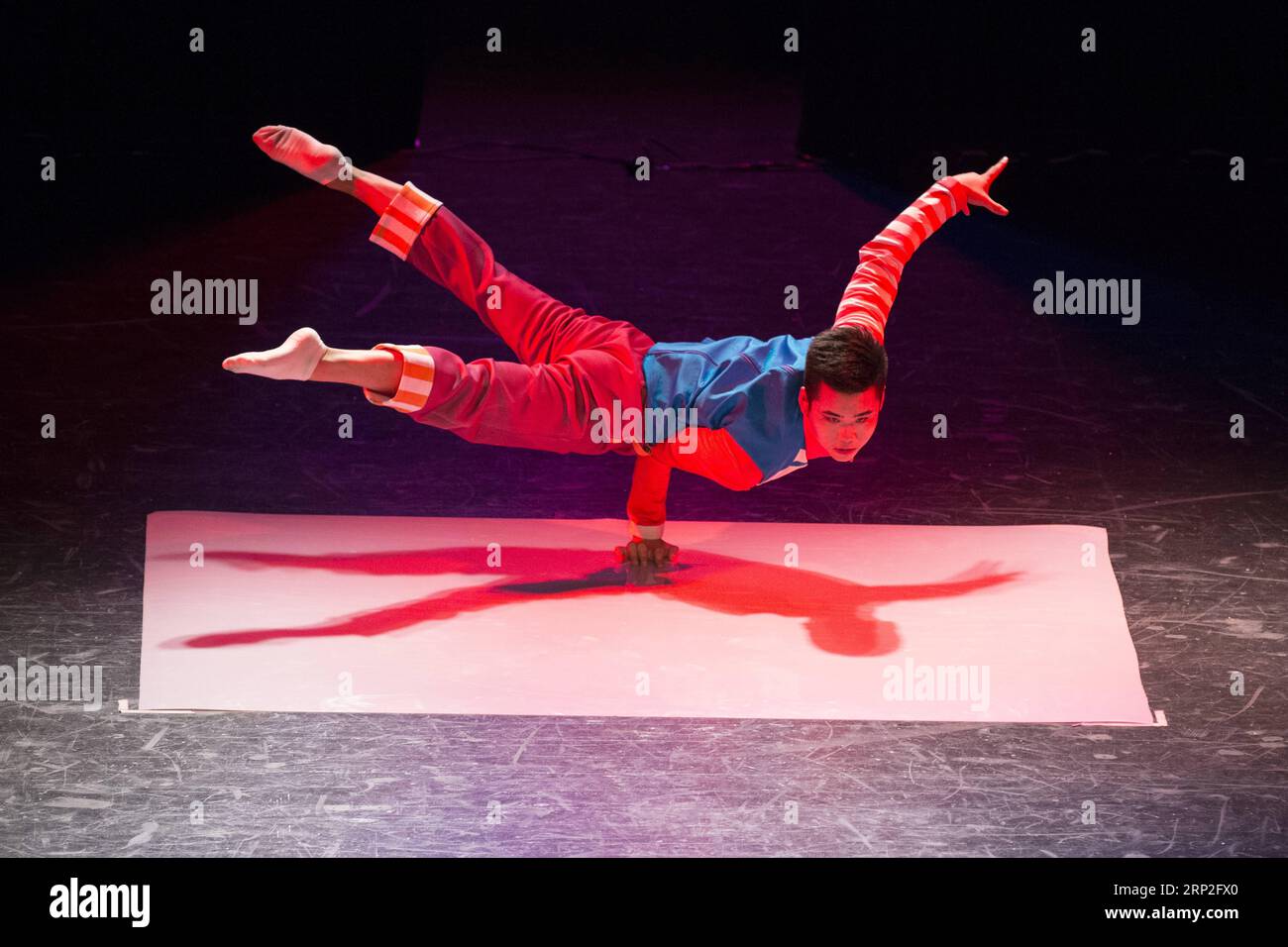 (180902) -- SAINT-PREX (SUISSE), le 2 septembre 2018 -- un acrobate de la troupe acrobatique nationale de Chine se produit pendant China Goes Pop , un spectacle multispectacle mettant en vedette les arts martiaux, la comédie physique et les acrobaties éblouissantes, à Saint-PREX, Suisse, le 2 septembre 2018. ) SUISSE-SAINT-PREX-CHINE-PERFORMANCE ACROBATIQUE XUXJINQUAN PUBLICATIONXNOTXINXCHN Banque D'Images