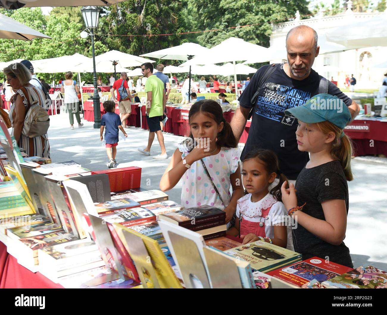 (180903) -- LISBONNE, 3 septembre 2018 -- les gens visitent la 3e foire du livre de Belem au Palais de Belem à Lisbonne, Portugal, le 2 septembre 2018. Le salon du livre de 4 jours s'est terminé le 2 septembre. ) (Jmmn) PORTUGAL-LISBON-BOOK FAIR ZhangxLiyun PUBLICATIONxNOTxINxCHN Banque D'Images