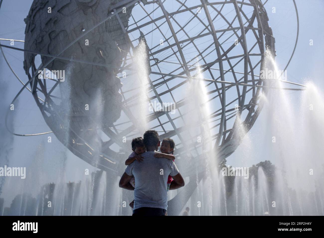 (180903) -- NEW YORK, 3 septembre 2018 -- les gens se rafraîchissent à Flushing Meadows Corona Park, Queens, New York City, États-Unis, le 3 septembre, 2018. ) U.S.-NEW YORK-WEATHER-HEAT LixMuzi PUBLICATIONxNOTxINxCHN Banque D'Images