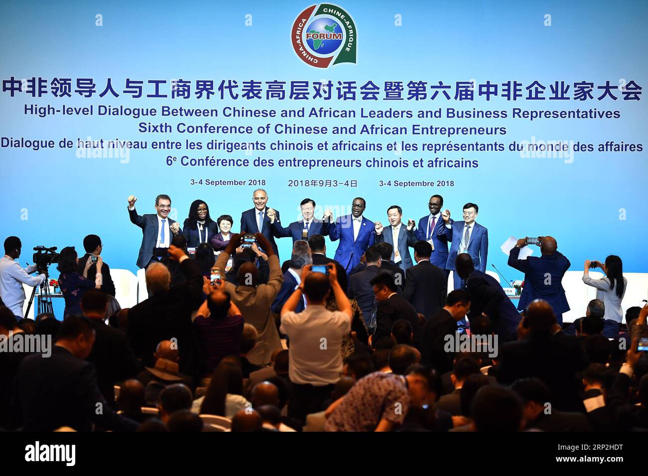 (180904) -- BEIJING, 4 septembre 2018 -- les invités posent pour des photos après un panel sur le thème améliorer la coopération en matière d’infrastructures pour le développement durable lors du dialogue de haut niveau entre les dirigeants chinois et africains et les représentants des entreprises, ainsi que la sixième Conférence des entrepreneurs chinois et africains, à Beijing, capitale de la Chine, le 4 septembre 2018. )(mp) CHINA-BEIJING-FOCAC-DIALOGUE-PANEL (CN) LixXin PUBLICATIONxNOTxINxCHN Banque D'Images