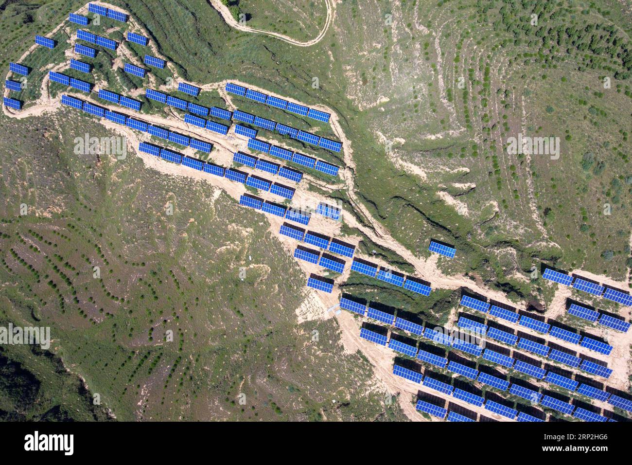 (180904) -- TAIYUAN, 4 septembre 2018 -- une photo aérienne prise le 4 septembre 2018 montre une centrale photovoltaïque dans le comté de Loufan, dans la ville de Taiyuan, dans la province du Shanxi du nord de la Chine. Au cours des dernières années, le comté a développé et utilisé vigoureusement l'énergie solaire en construisant des centrales photovoltaïques sur des montagnes arides.) CHINE-SHANXI-ÉNERGIE PROPRE-ÉNERGIE PHOTOVOLTAÏQUE (CN) CAOXYANG PUBLICATIONXNOTXINXCHN Banque D'Images