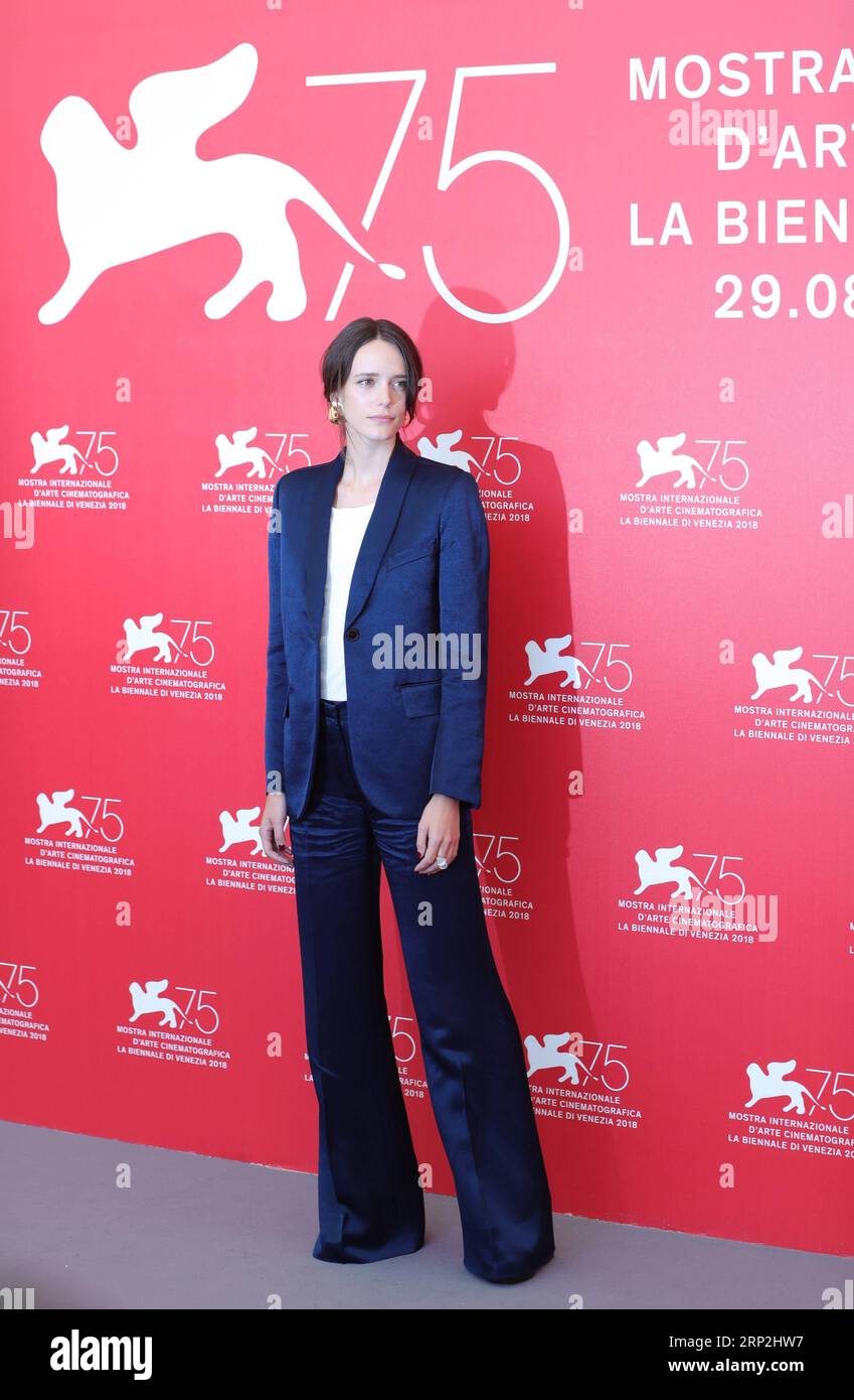 (180904) -- VENISE, 4 septembre 2018 -- l'actrice Stacy Martin assiste au photocall Vox Lux lors du 75e Festival International du film de Venise à Venise, Italie, le 4 septembre 2018.) (yg) ITALIE-VENISE-FILM-FESTIVAL-VOX lux ChengxTingting PUBLICATIONxNOTxINxCHN Banque D'Images