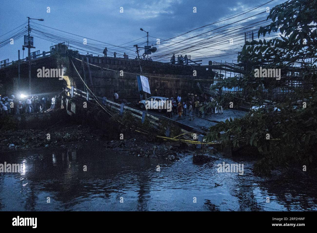 (180904) -- KOLKATA, 4 septembre 2018 -- la photo prise le 4 septembre 2018 montre le site du pont Majerhat effondré, à Kolkata, en Inde. Au moins six personnes ont été blessées mardi et beaucoup d'autres sont redoutées piégées sous les débris après qu'une partie d'un pont s'est effondrée dans l'état indien oriental du Bengale occidental, ont déclaré les responsables. (yg) EFFONDREMENT DU PONT INDE-KOLKATA TumpaxMondal PUBLICATIONxNOTxINxCHN Banque D'Images