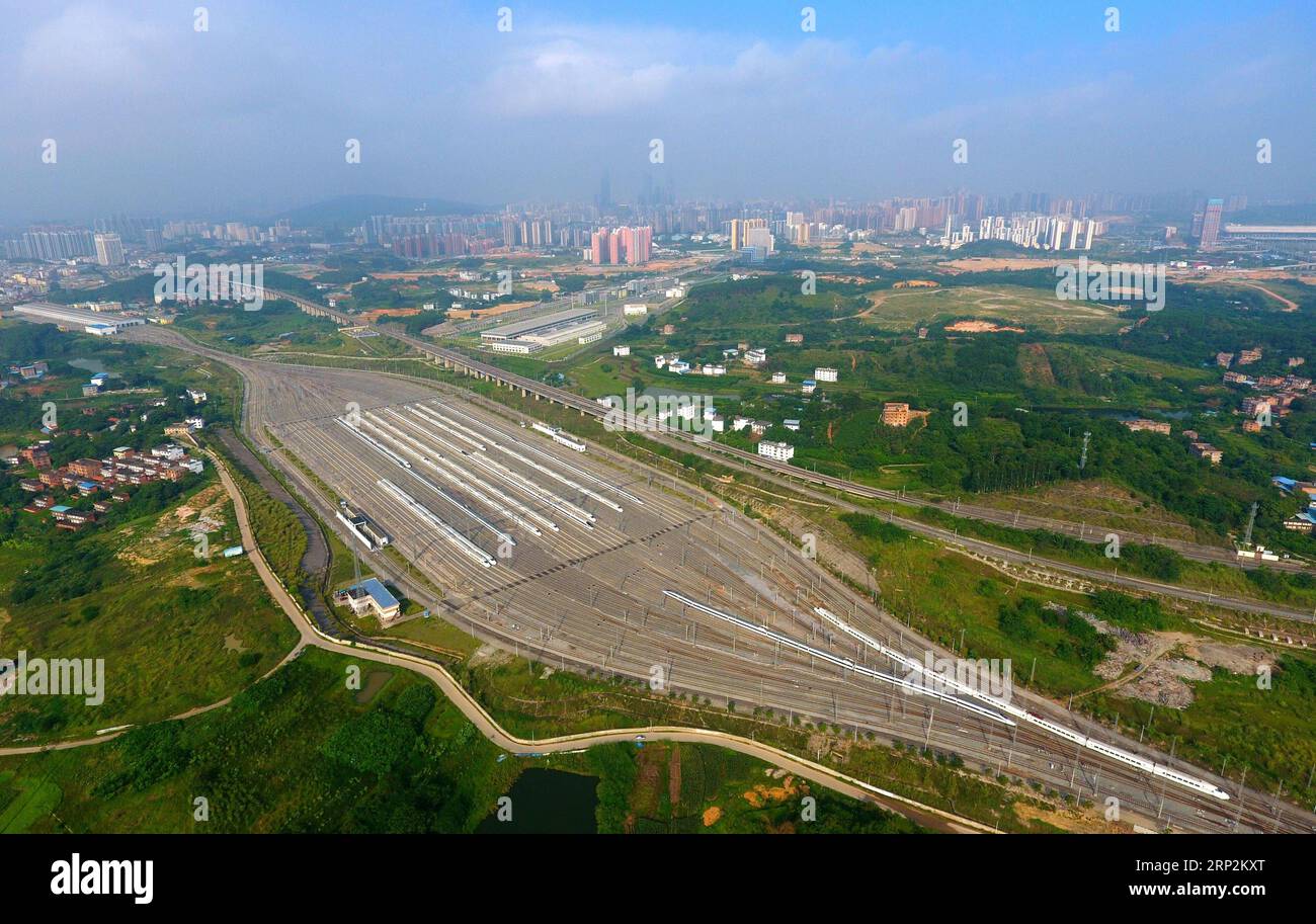 (180906) -- NANNING, 6 septembre 2018 -- une photo aérienne prise le 18 juin 2018 montre les trains à grande vitesse à Nanning, dans la région autonome de Guangxi Zhuang, dans le sud de la Chine. Le kilométrage total des lignes de chemin de fer dans la région autonome de Guangxi Zhuang a atteint 5 191 km contre 1 346,3 km en 1958. Le chemin de fer est devenu une artère de transport et a apporté des opportunités économiques au Guangxi. )(wsw) CHINA-GUANGXI-RAILWAY-DEVELOPMENT (CN) HuangxXiaobang PUBLICATIONxNOTxINxCHN Banque D'Images