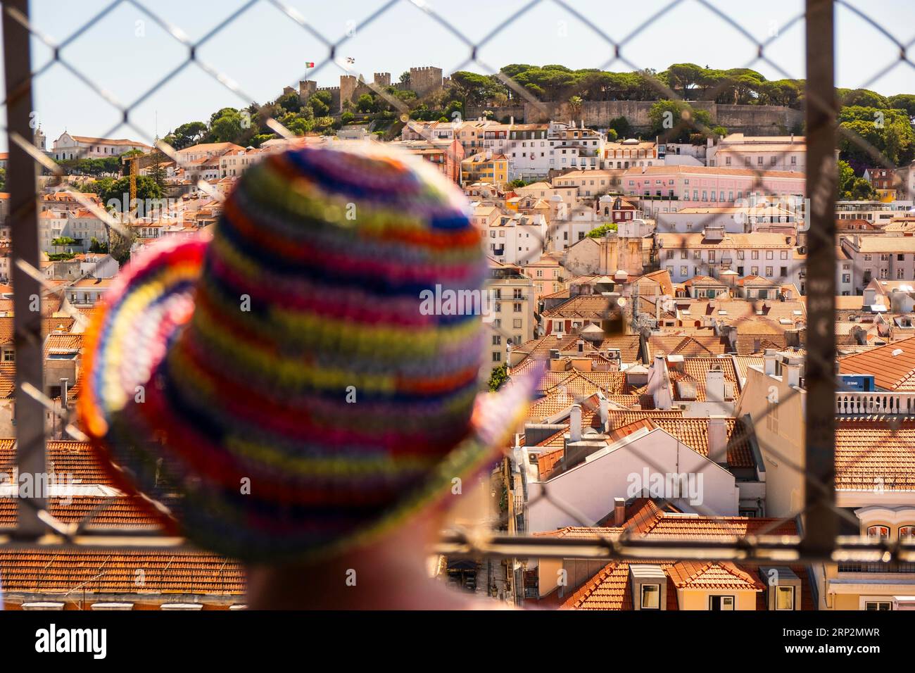Une personne regarde au-dessus de la vieille ville de Lisbonne, Portugal Banque D'Images