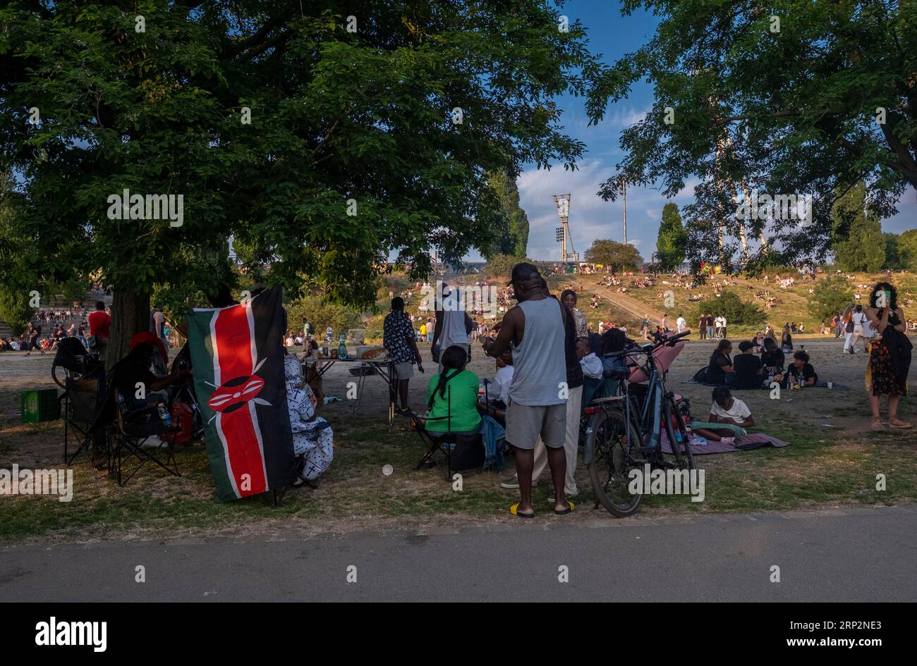 Allemagne, Berlin, 11.06.2023, dimanche après-midi à Mauerpark, pique-nique de la communauté africaine, drapeau kenyan Banque D'Images