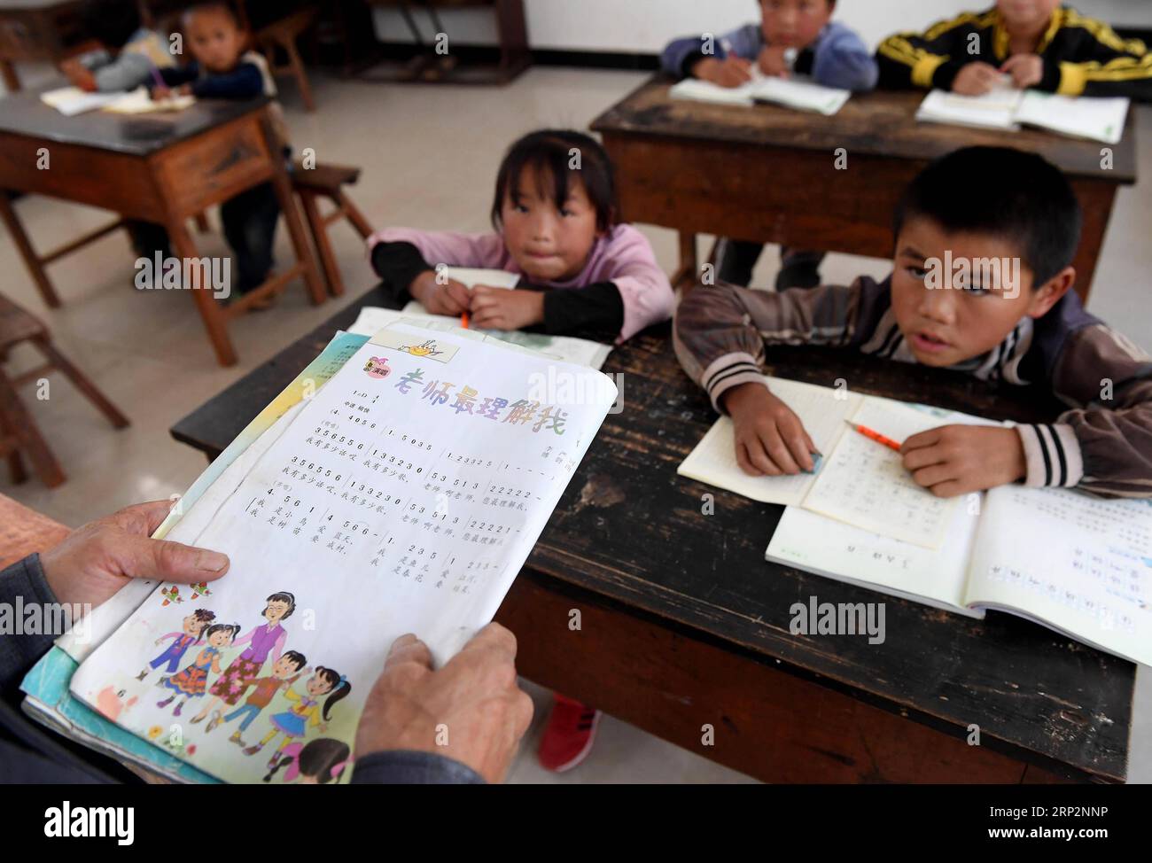 (180908) -- KUNMING, 8 septembre 2018 -- des élèves apprennent la musique sous l'instruction de Wang Zhengxiang à l'école primaire Ayiyang dans le village de Sanmeng, dans le comté autonome de Luquan Yi et Miao, dans le sud-ouest de la Chine, province du Yunnan, 5 septembre 2018. Un enseignant, huit étudiants, aucun n’a été et ne sera abandonné grâce à l’enseignant rural Wang Zhengxiang. Wang Zhengxiang du groupe ethnique Miao, 56 ans, est le seul enseignant et enseigne à l'école primaire du village isolé d'Ayiyang depuis 38 ans. L'école primaire d'Ayiyang, située à une altitude de 2 600 mètres au-dessus du niveau de la mer et entourée de montagnes, n'est pas dans les eas Banque D'Images