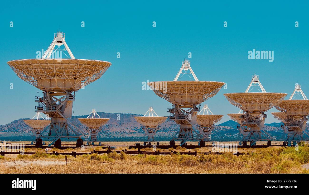 (180908) -- NOUVEAU-MEXIQUE (É.-U.), 8,2018 septembre -- le Karl G. Jansky Very large Array, un observatoire de radioastronomie, est observé sur un plateau désertique isolé au Nouveau-Mexique, aux États-Unis, le 3 septembre 2018. Posé sur une zone désertique reculée du sud des États-Unis, un observatoire de radioastronomie attire des chercheurs et des touristes du monde entier. Étant l'un des télescopes les plus achalandés sur terre, il sert d'installation où de nombreuses découvertes importantes ont été faites. ETATS-UNIS-NOUVEAU MEXIQUE-OBSERVATOIRE DE RADIOASTRONOMIE RICHARDXLAKIN PUBLICATIONXNOTXINXCHN Banque D'Images