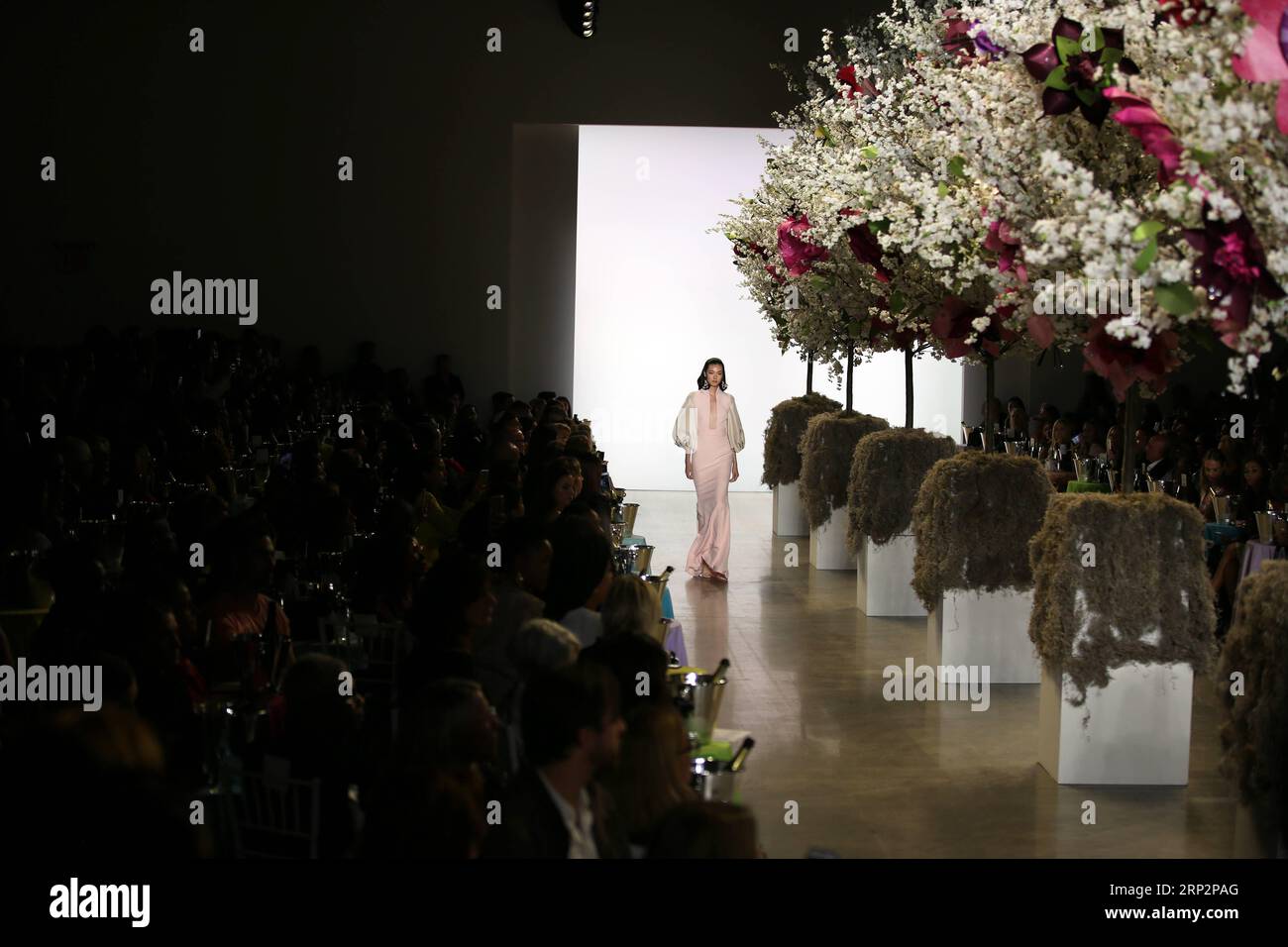 (180909) -- NEW YORK, 9 septembre 2018 -- Un mannequin présente une création de la collection Badgley Mischka Printemps/été 2019 lors de la Fashion week de New York à New York, États-Unis, le 8 septembre 2018.) (Jmmn) États-Unis-NEW YORK-FASHION WEEK-BADGLEY MISCHKA QinxLang PUBLICATIONxNOTxINxCHN Banque D'Images