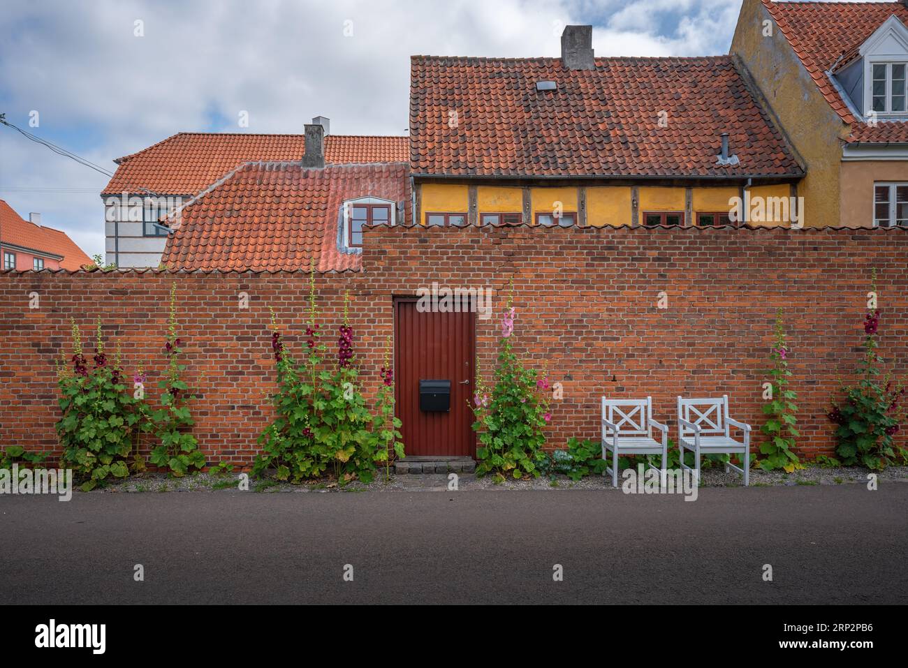 Belle façade de mur de brique de maison et porte - Helsingor, Danemark Banque D'Images