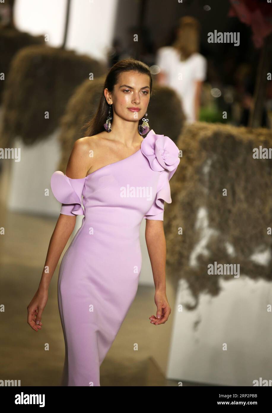 (180909) -- NEW YORK, 9 septembre 2018 -- Un mannequin présente une création de la collection Badgley Mischka Printemps/été 2019 lors de la Fashion week de New York à New York, États-Unis, le 8 septembre 2018.) (Jmmn) États-Unis-NEW YORK-FASHION WEEK-BADGLEY MISCHKA QinxLang PUBLICATIONxNOTxINxCHN Banque D'Images