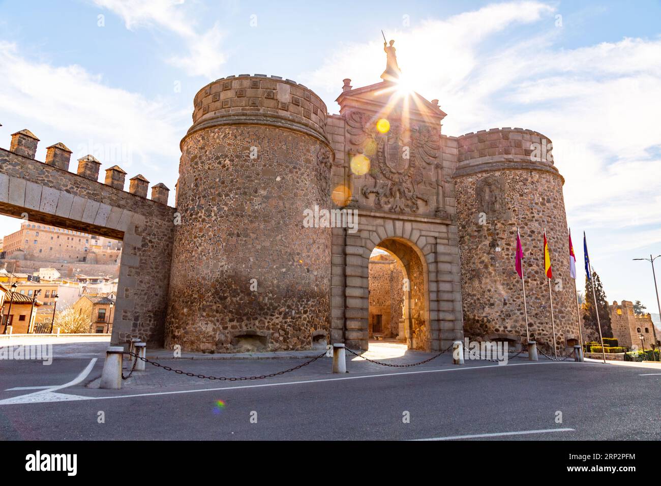 La Puerta de Bisagra Nueva est la porte la plus connue de Tolède, en Espagne. D'un nom historique, Bab Al-Saqra. Banque D'Images