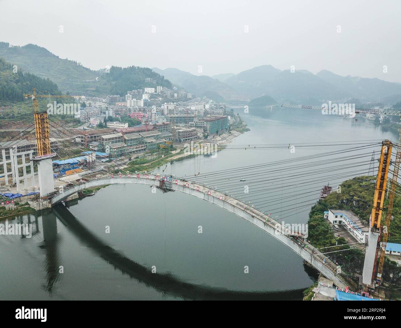 (180910) -- YANHE, 10 septembre 2018 -- une photo prise le 10 septembre 2018 montre le chantier de construction du pont Shatuo au-dessus de la rivière Wujiang dans le canton de Qitan dans le comté de Yanhe, dans le sud-ouest de la Chine, dans la province du Guizhou. La fermeture de l'arche principale du pont de 626,8m de long a été achevée lundi. )(mcg) CHINA-GUIZHOU-YANHE-BRIDGE CONSTRUCTION (CN) TaoxLiang PUBLICATIONxNOTxINxCHN Banque D'Images