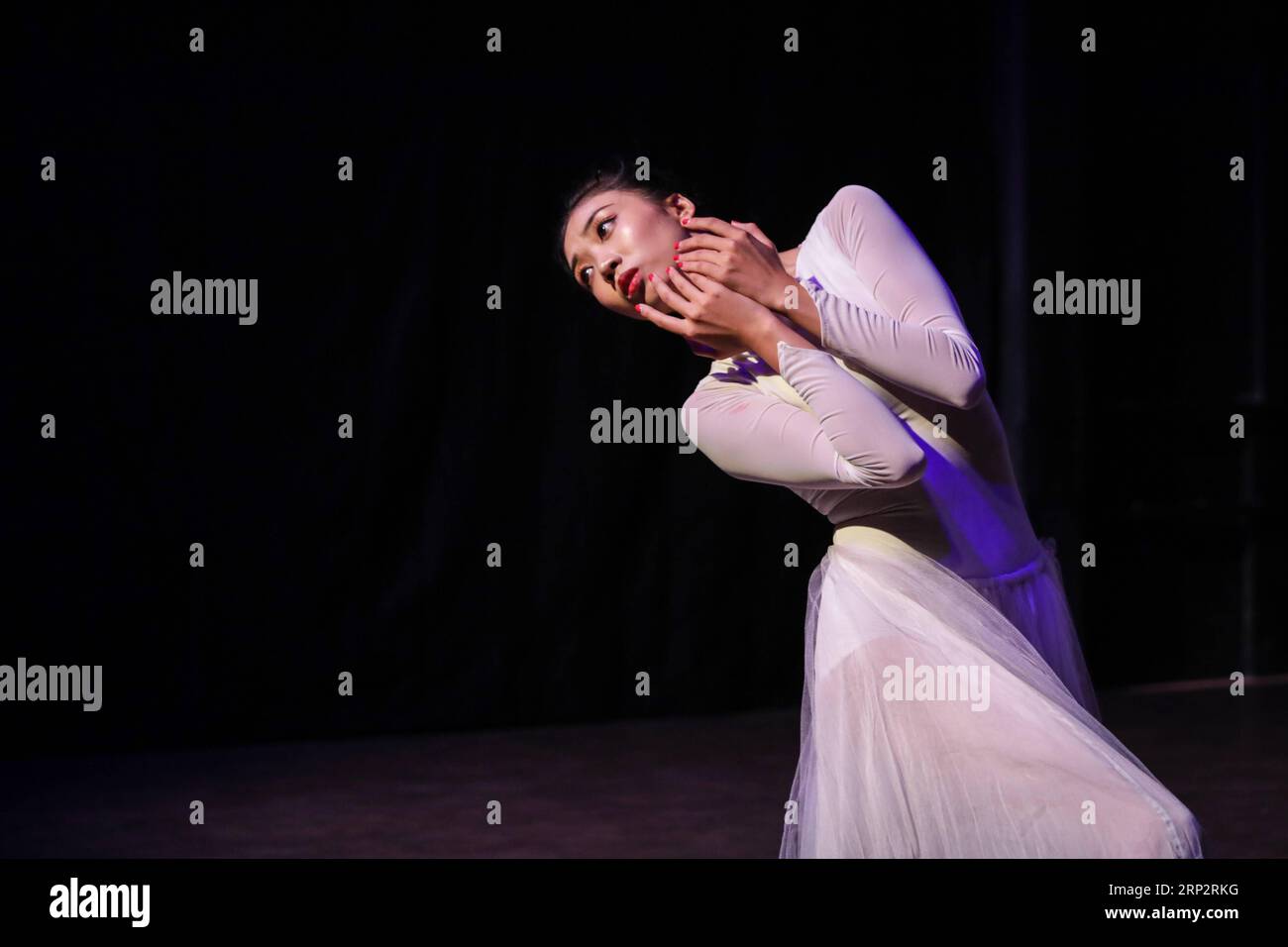 (180910) -- ATHÈNES, 10 septembre 2018 -- Une danseuse chinoise du Beijing Dance Theater (BDT) se produit pour le public grec sur la scène du théâtre PK, à Athènes, Grèce, le 9 septembre 2018. Fondé en 2008, le BDT a présenté l'art contemporain chinois de la scène dans le monde entier. )(dh) GRÈCE-CHINE-PÉKIN DANSE THEATER LefterisxPartsalis PUBLICATIONxNOTxINxCHN Banque D'Images